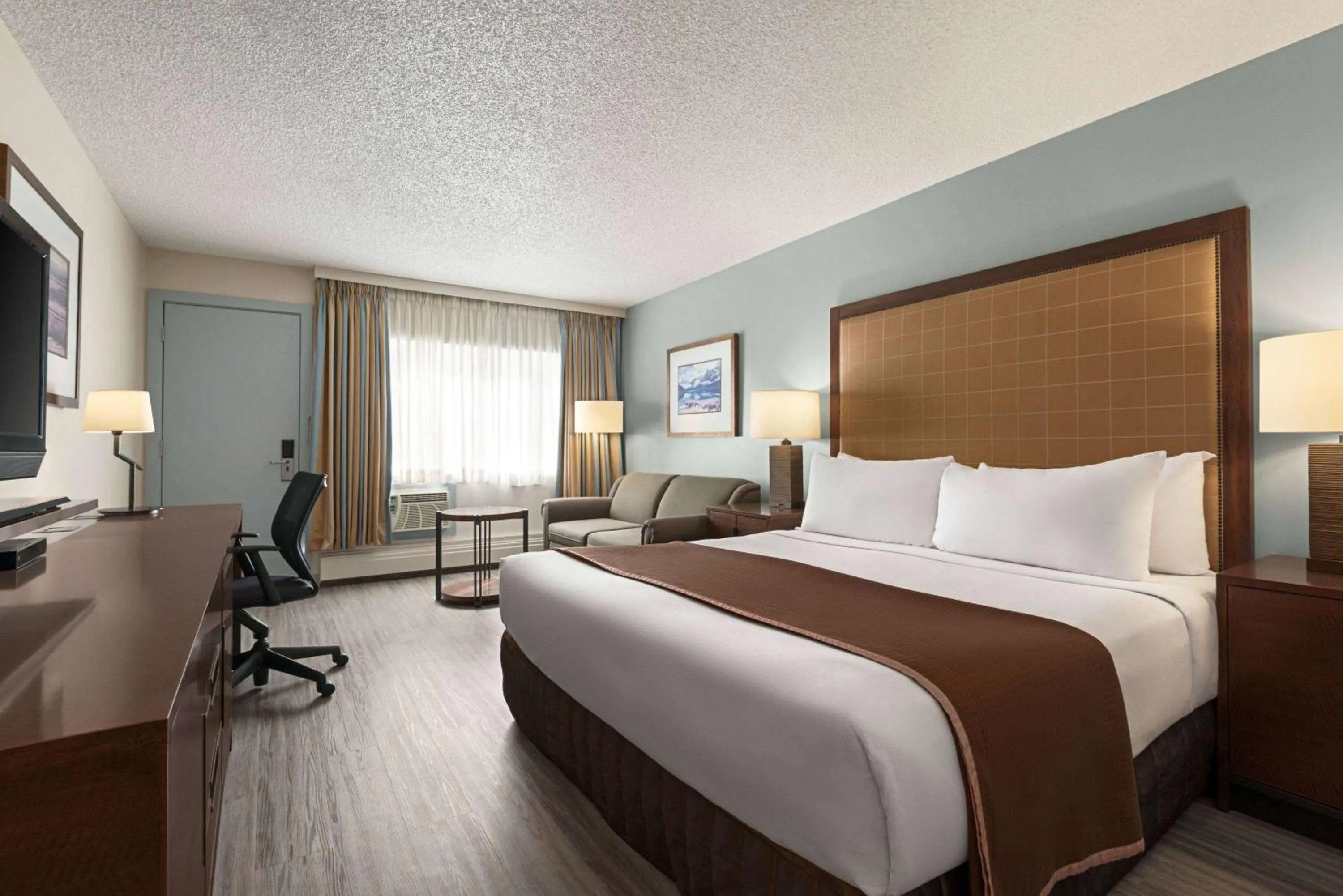 Photo of the whole room in Travelodge by Wyndham Calgary South