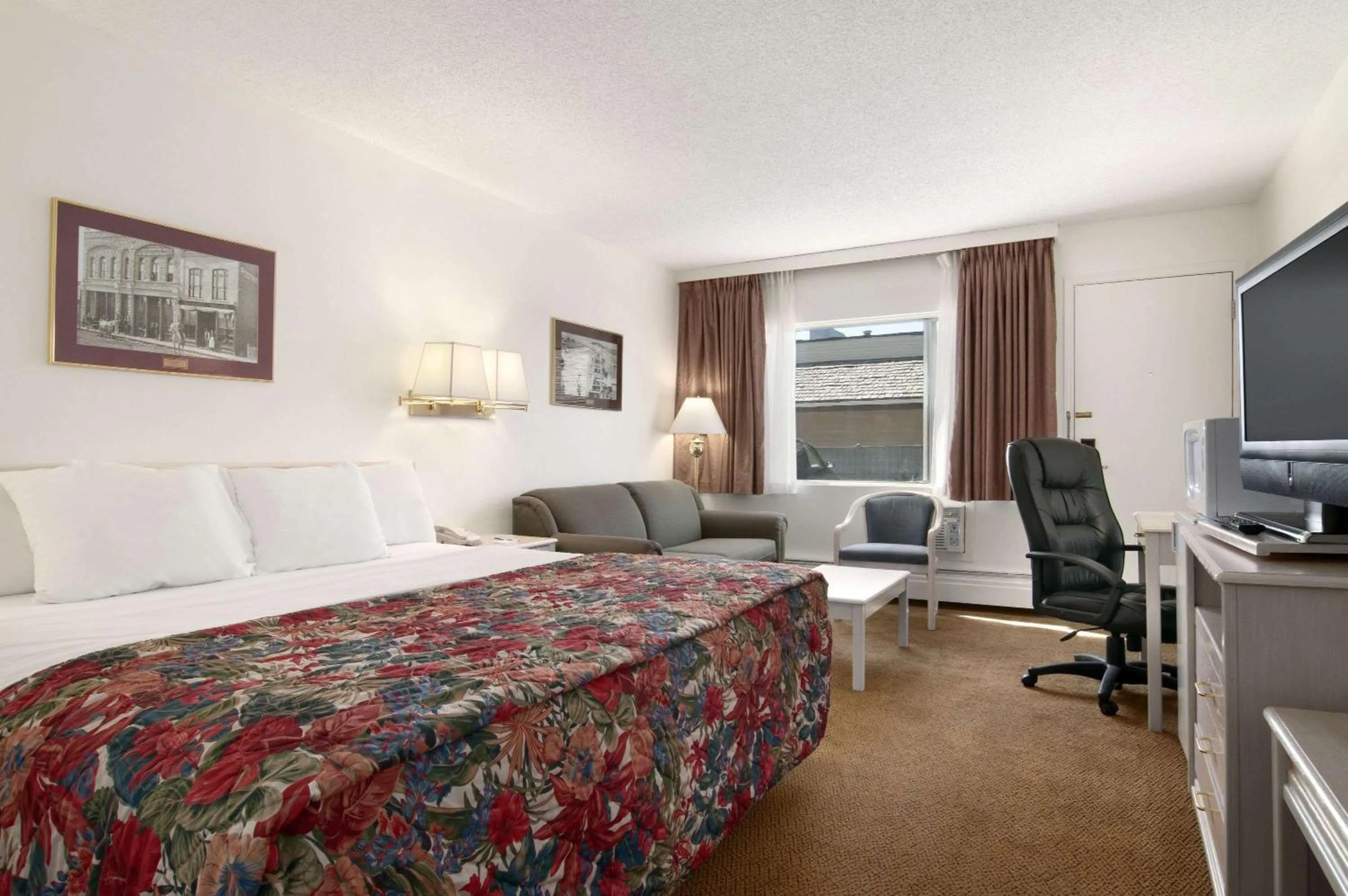 Bedroom in Travelodge by Wyndham Calgary South