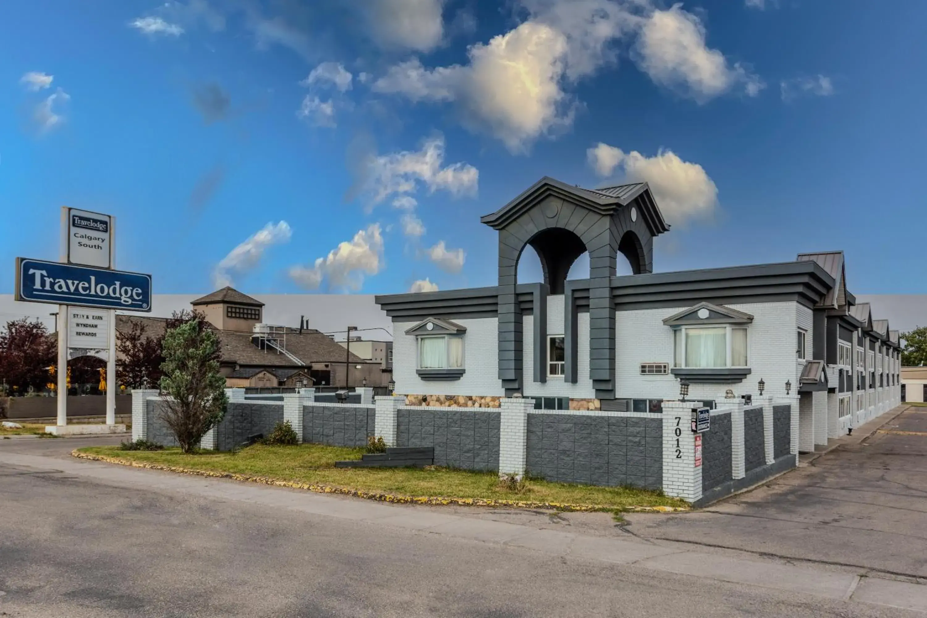 Facade/entrance in Travelodge by Wyndham Calgary South Facade/entrance in Travelodge by Wyndham Calgary South
