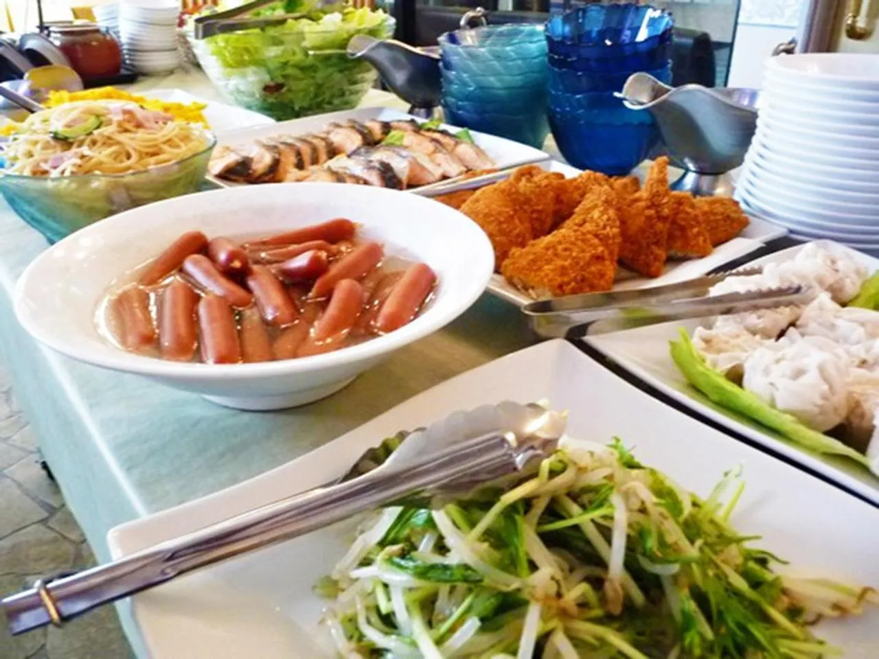 Buffet breakfast in Hotel New White House