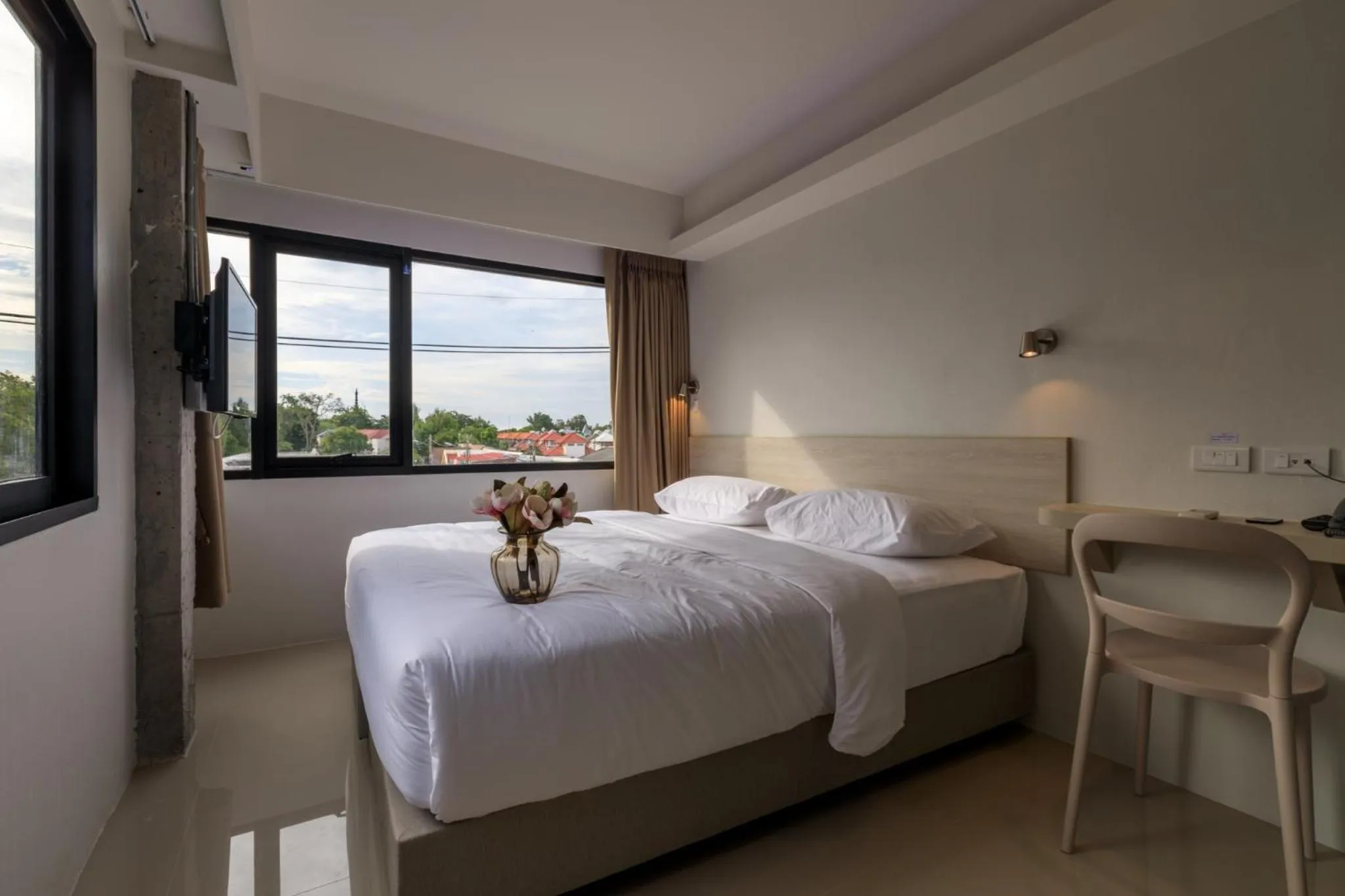 Photo of the whole room, Bed in Prima House Pattaya