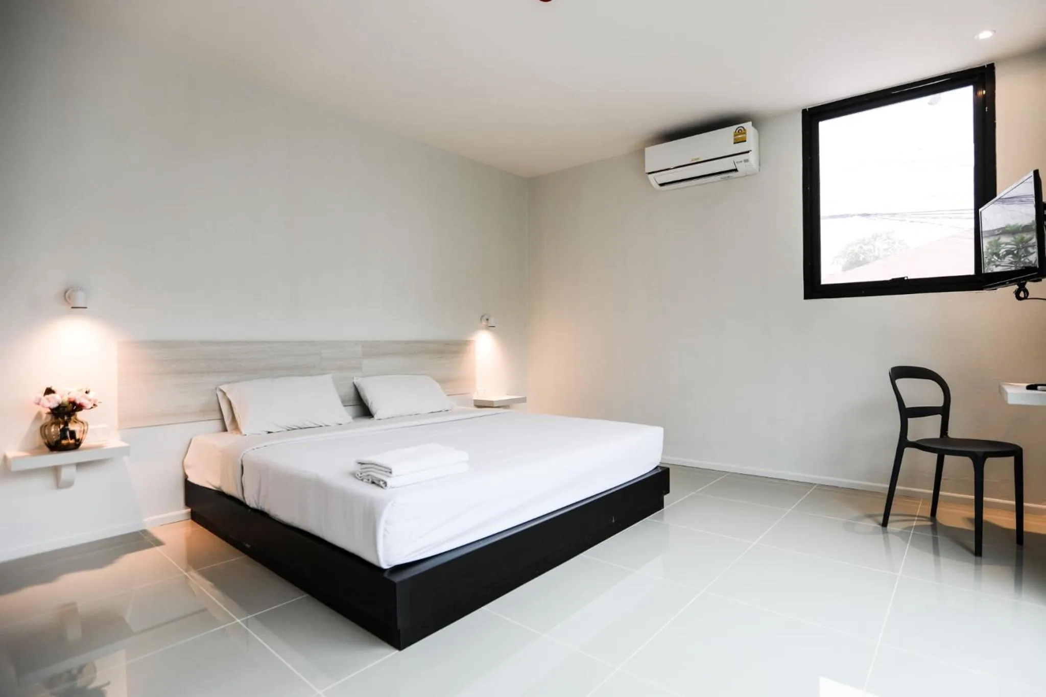 Photo of the whole room, Bed in Prima House Pattaya