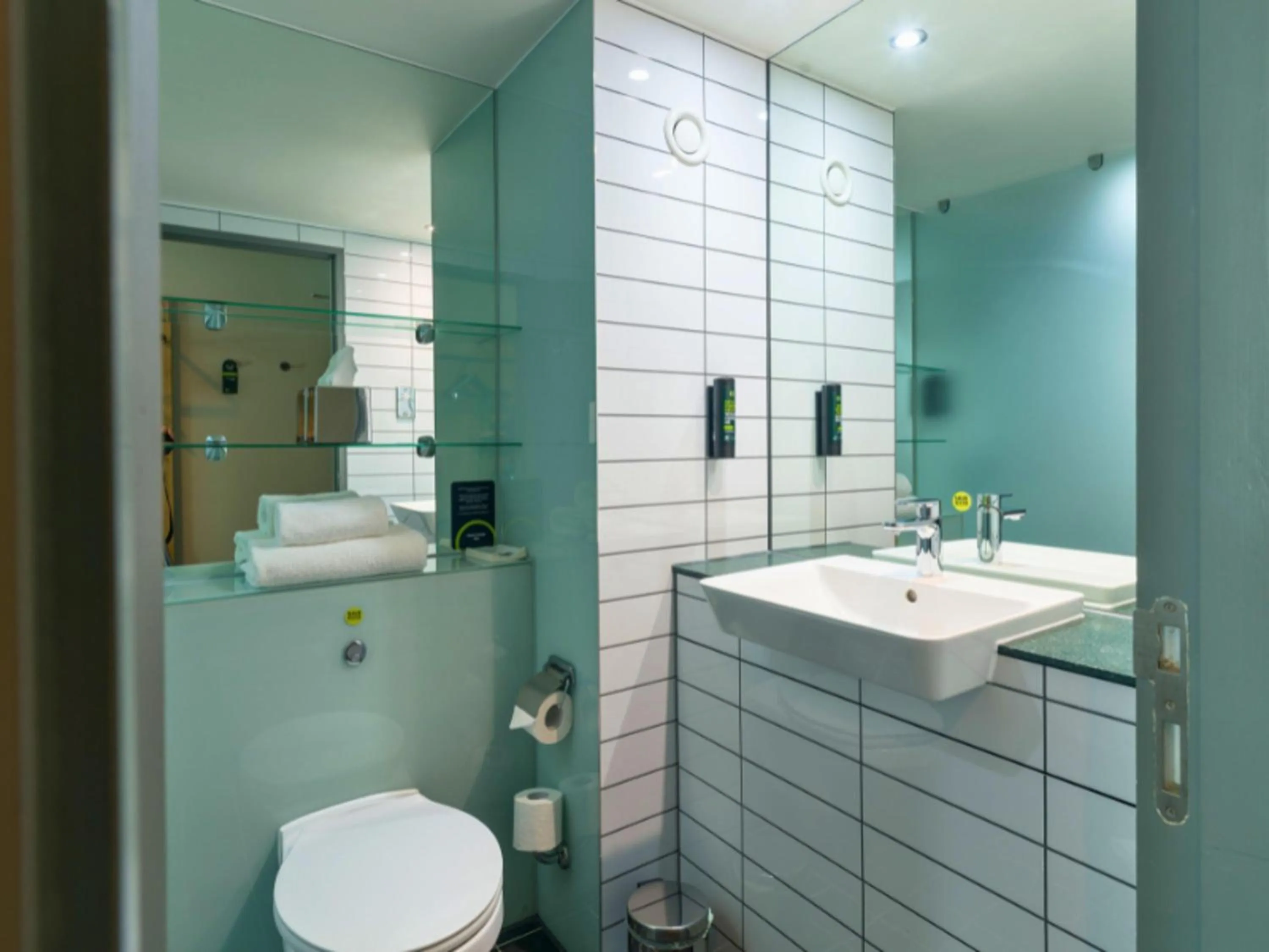 Photo of the whole room in B&B HOTEL Birmingham Centre