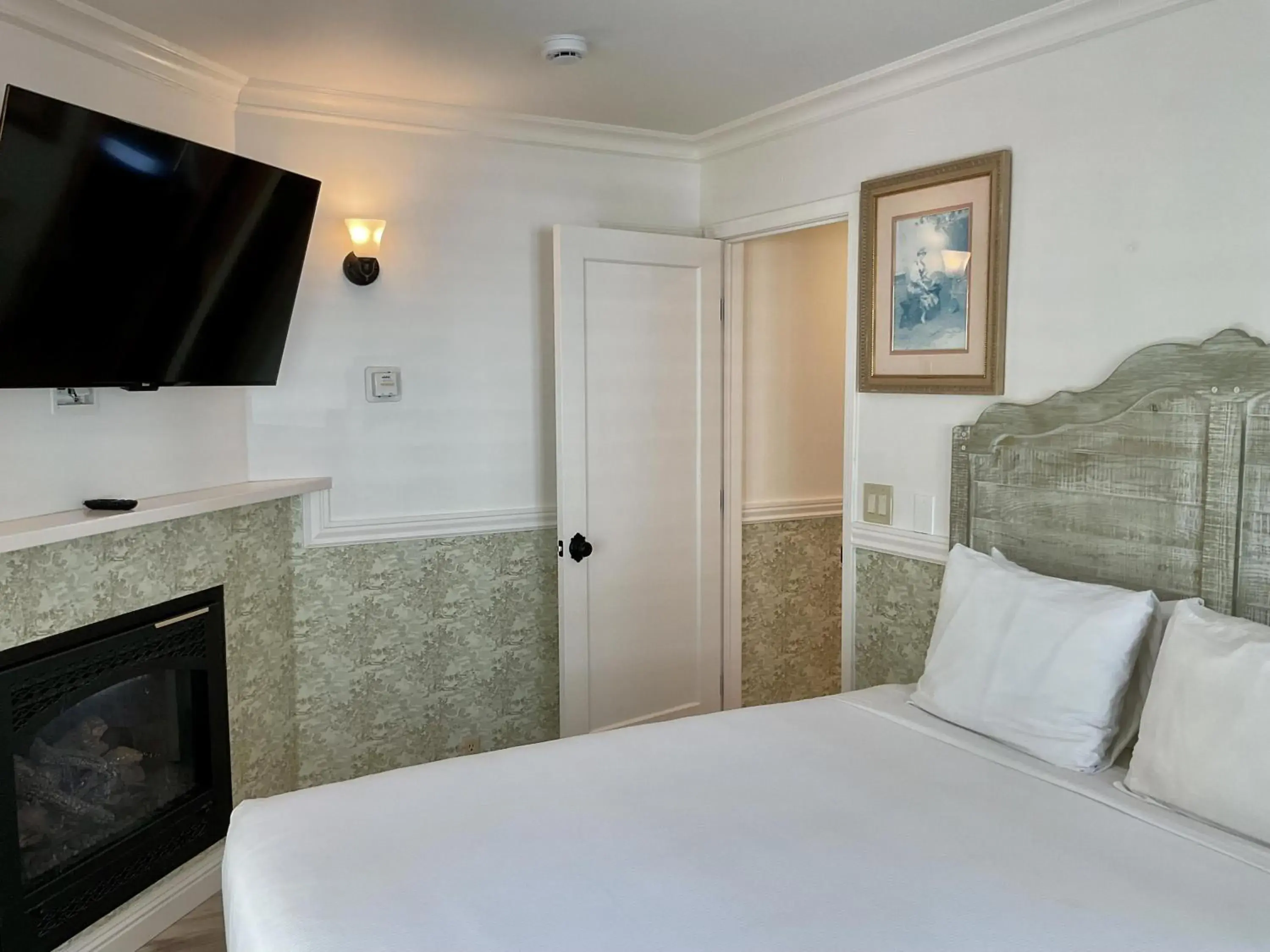 Family Suite in Carmel Green Lantern Inn Family Suite in Carmel Green Lantern Inn