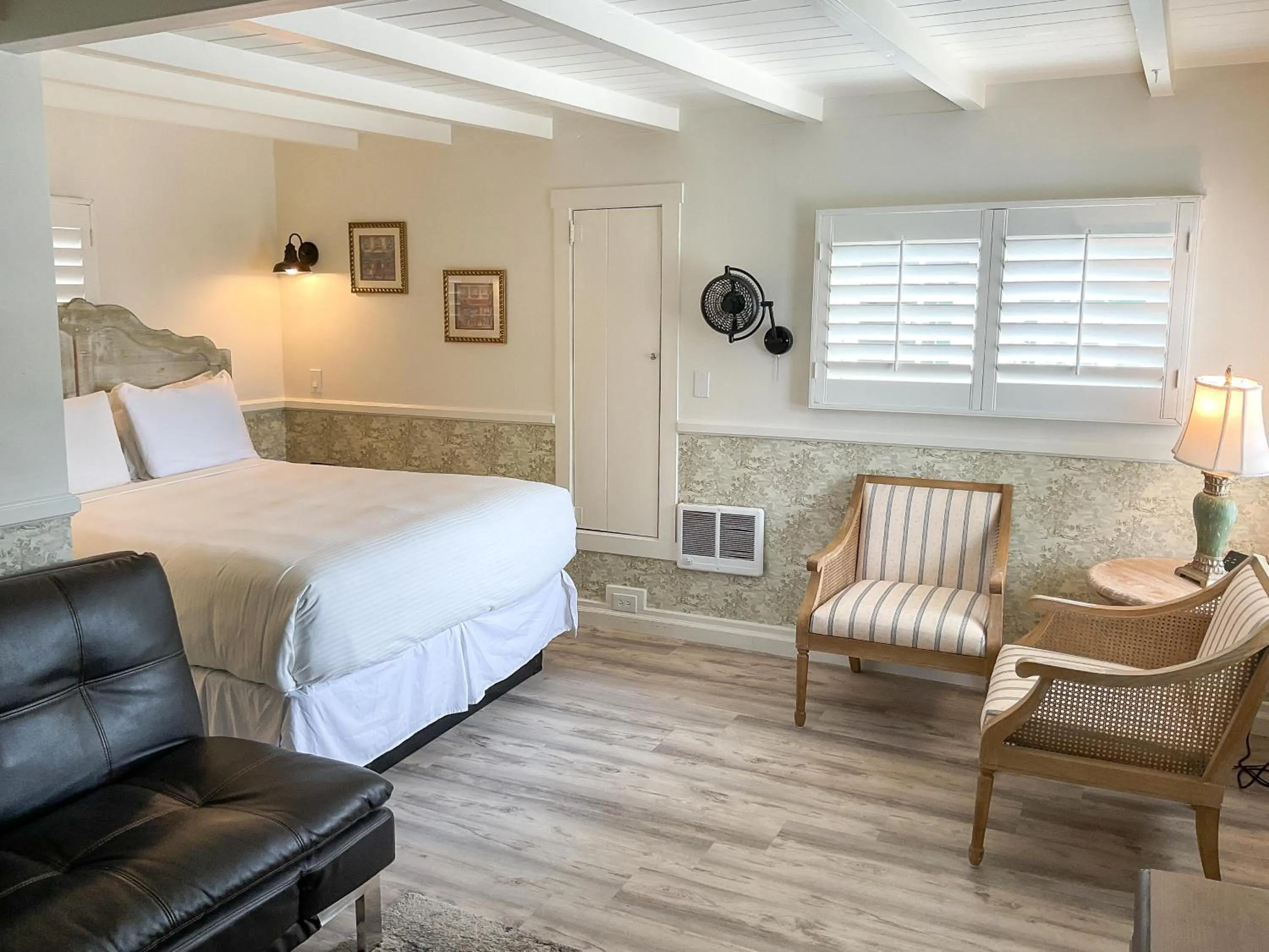 Bed in Carmel Green Lantern Inn