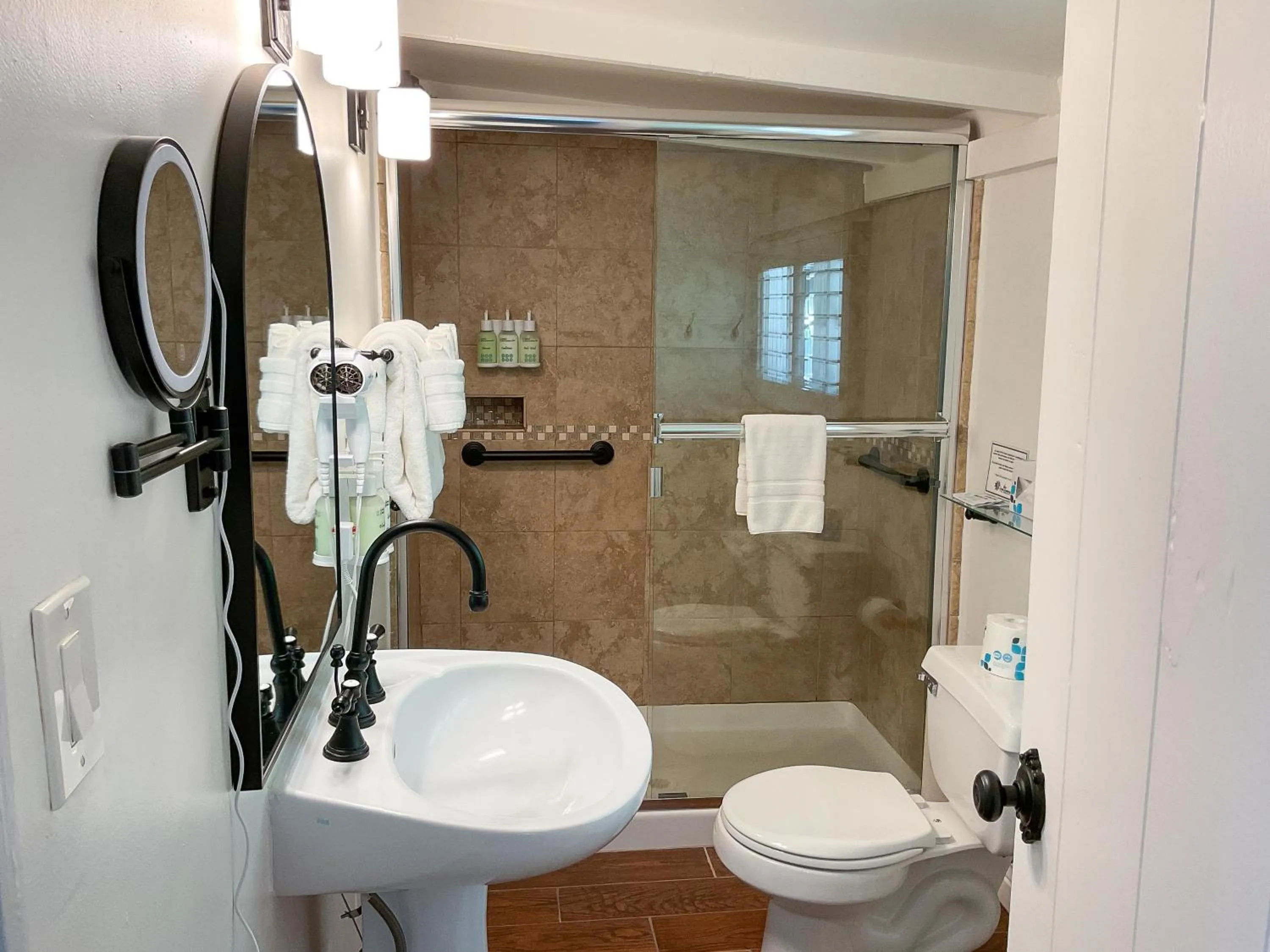 Shower in Carmel Green Lantern Inn