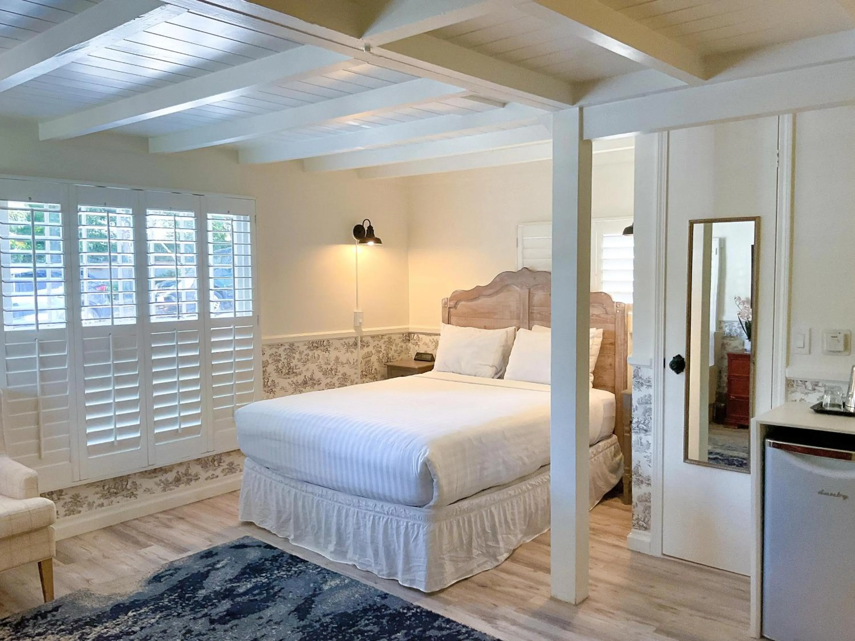 Bed in Carmel Green Lantern Inn