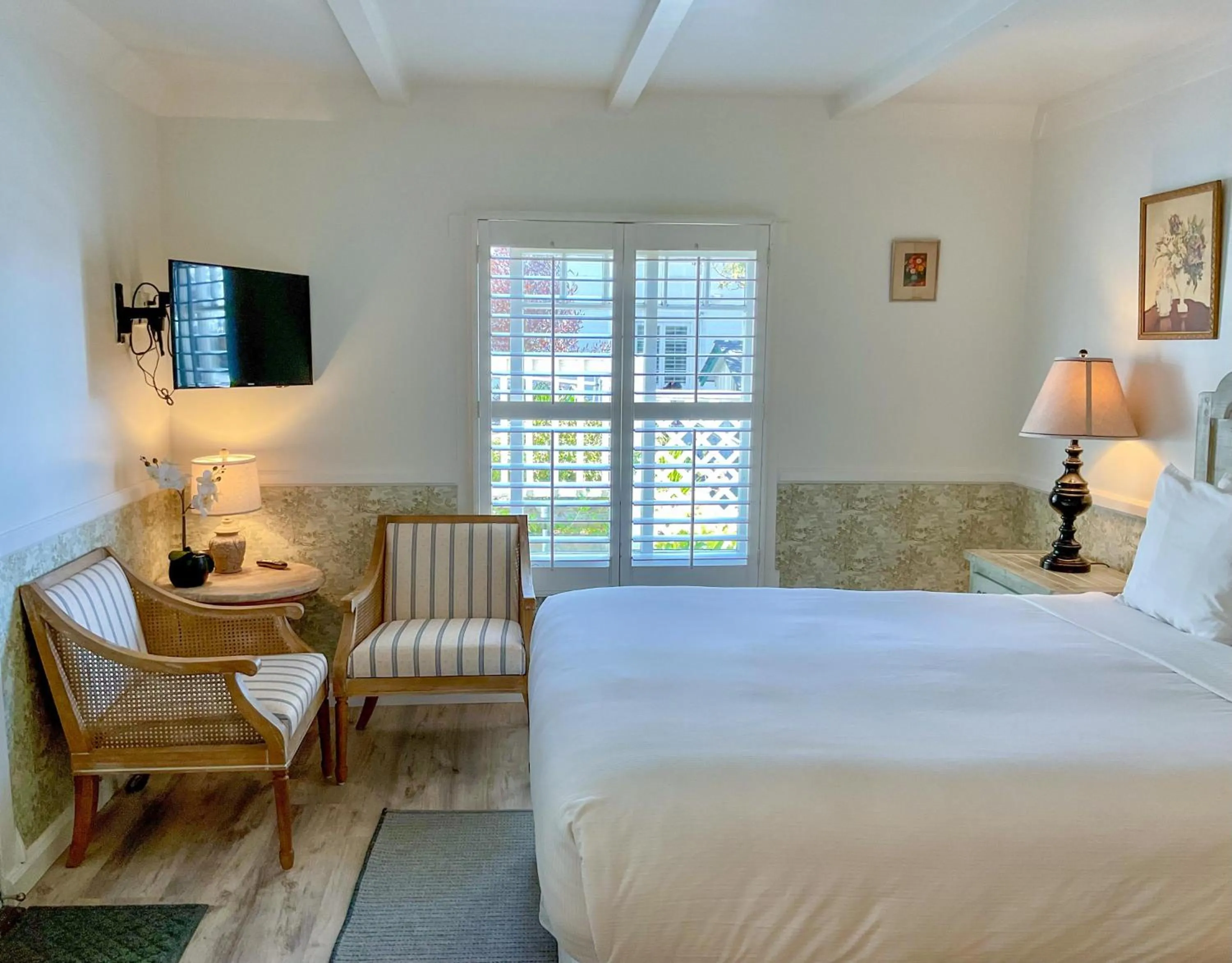 Patio, Bed in Carmel Green Lantern Inn