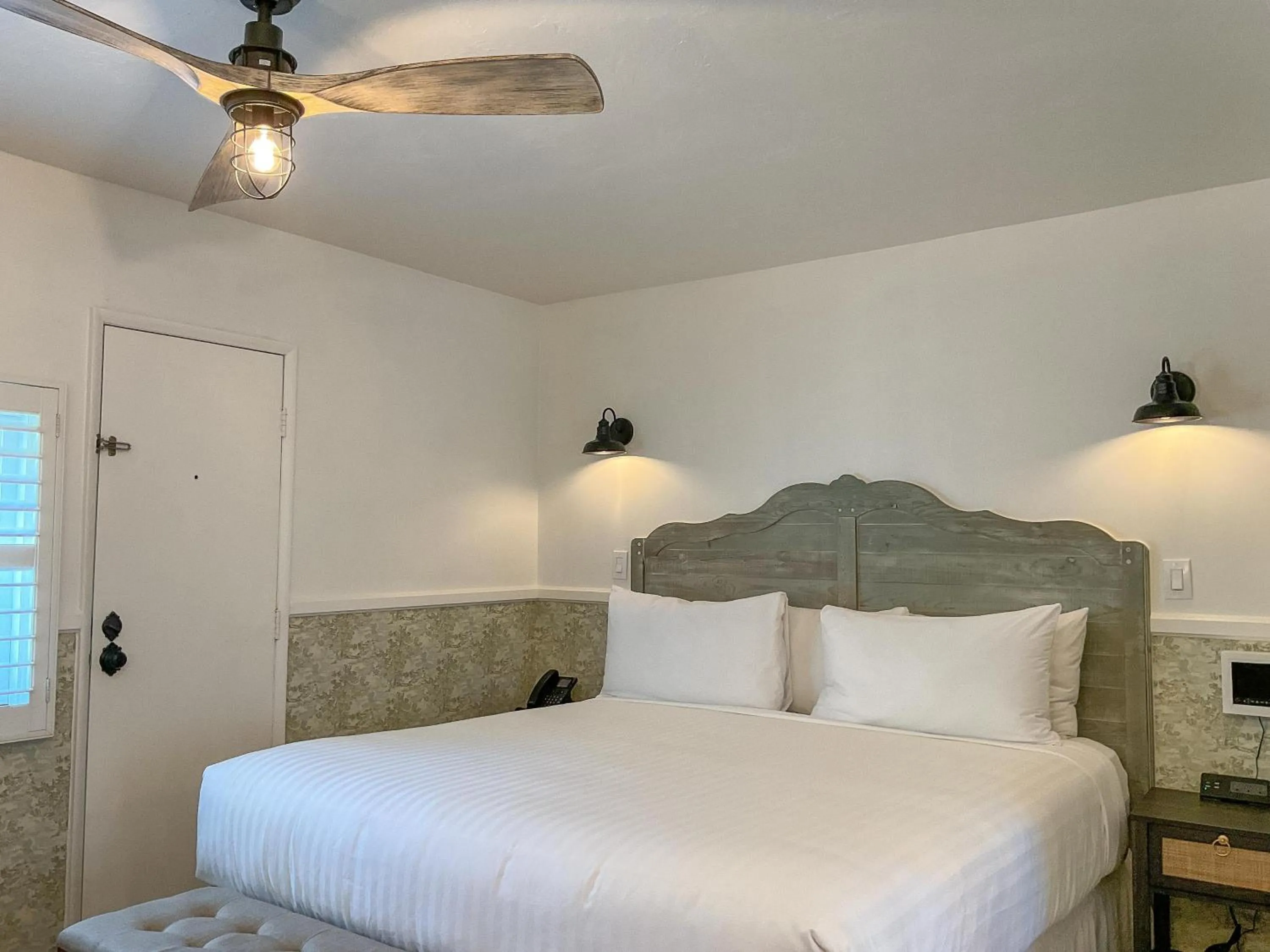 Patio, Bed in Carmel Green Lantern Inn