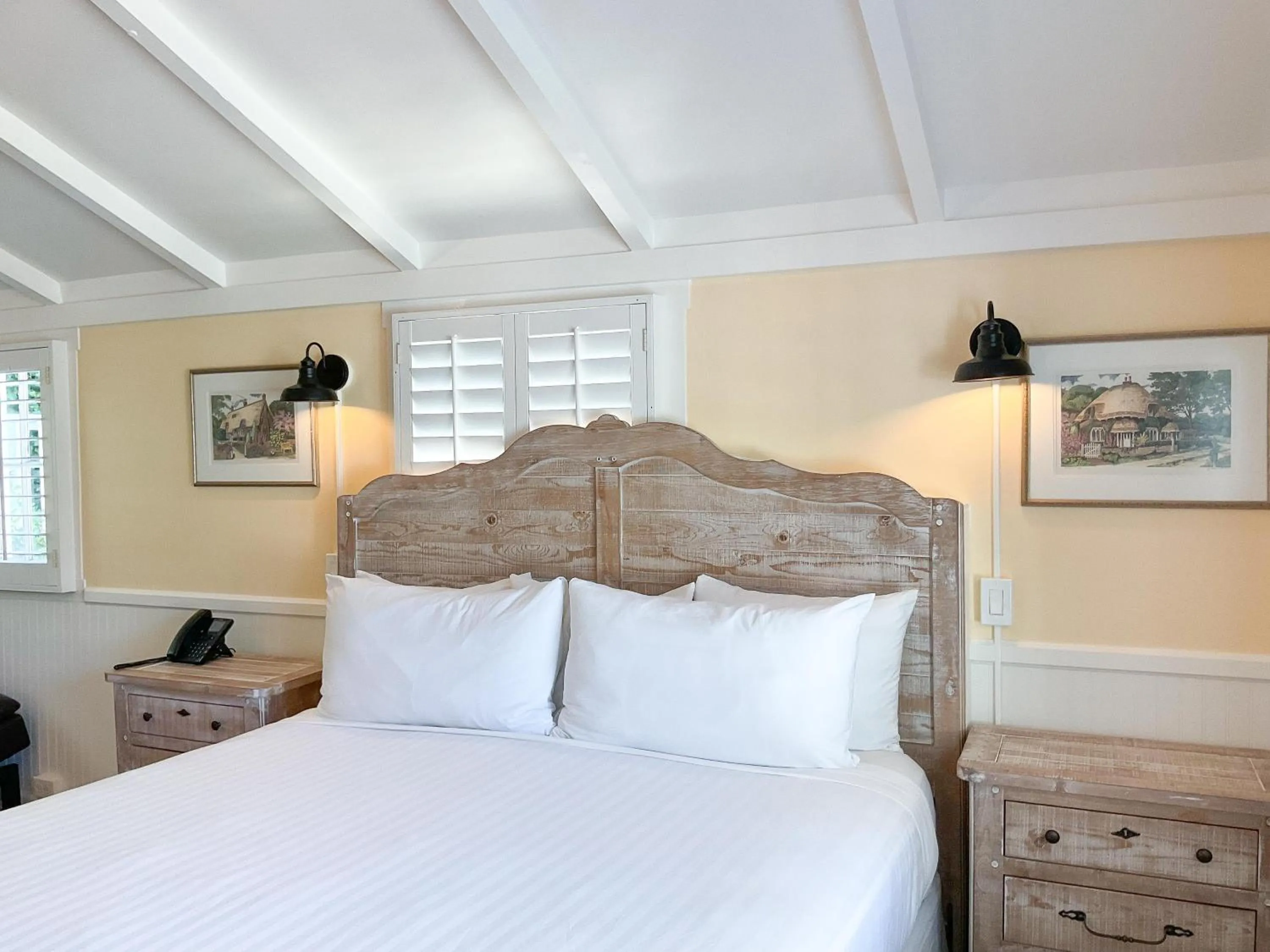 Bed in Carmel Green Lantern Inn