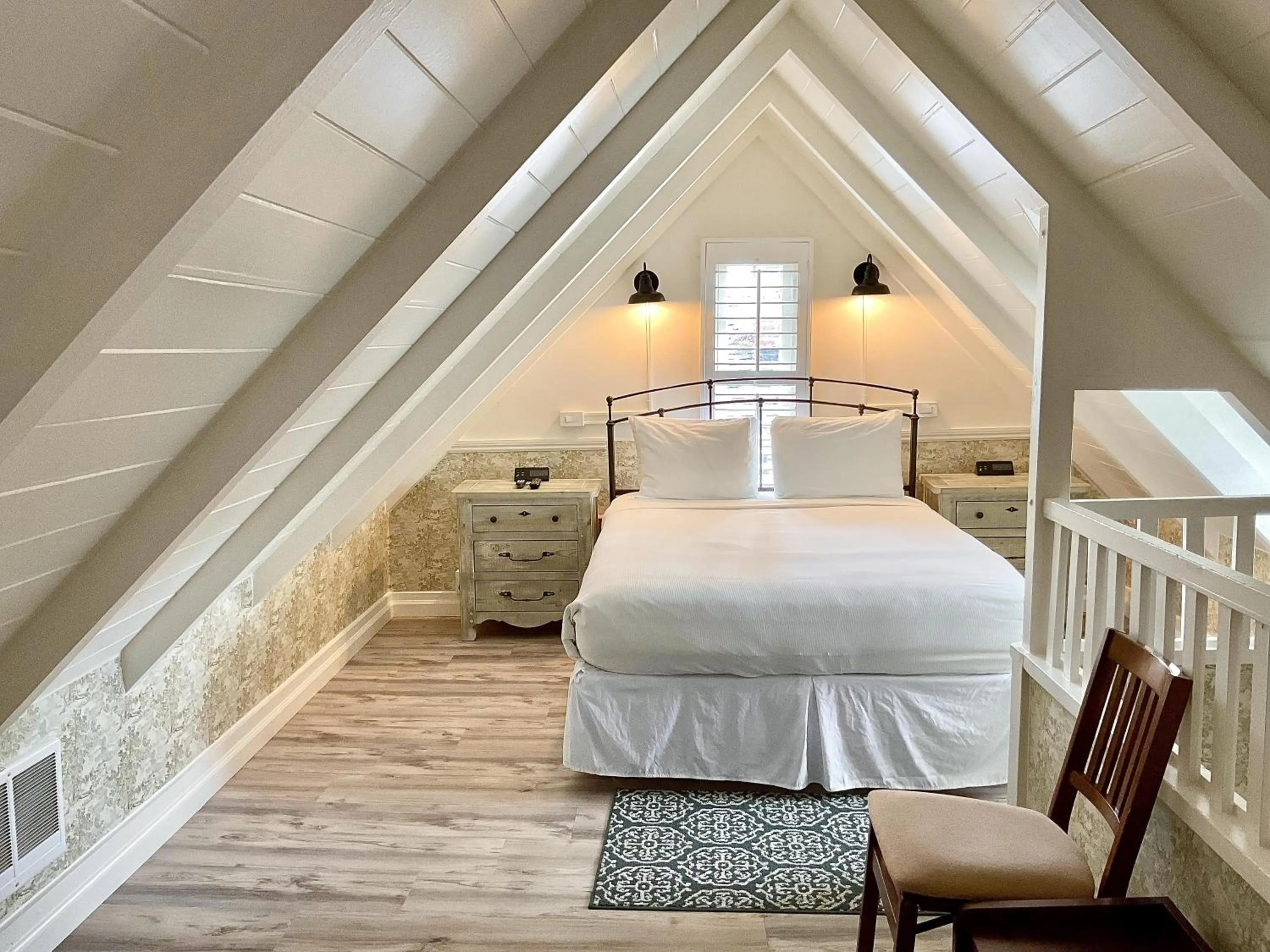 Bed in Carmel Green Lantern Inn