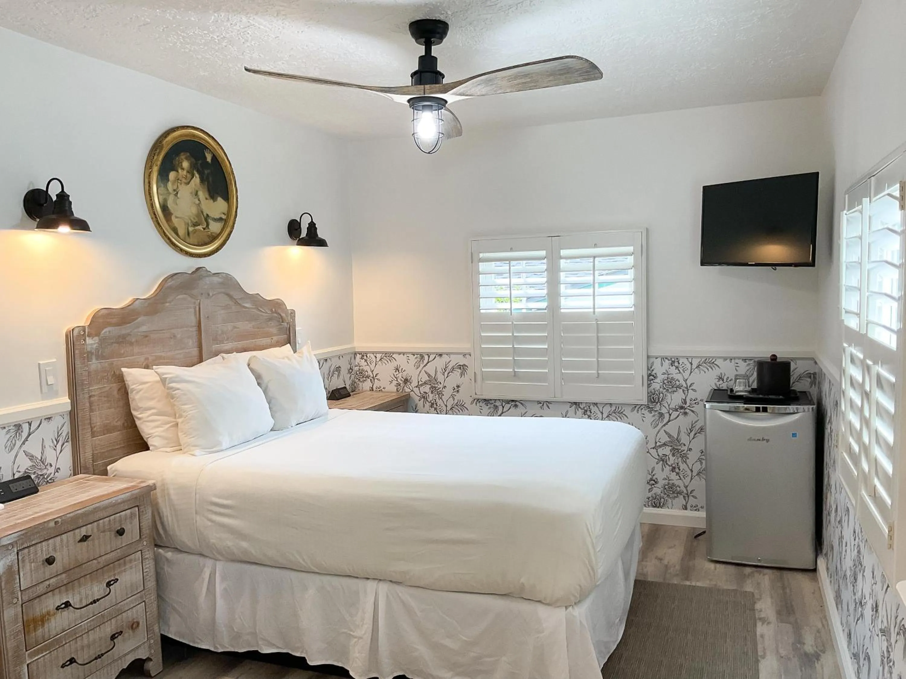 Bed in Carmel Green Lantern Inn