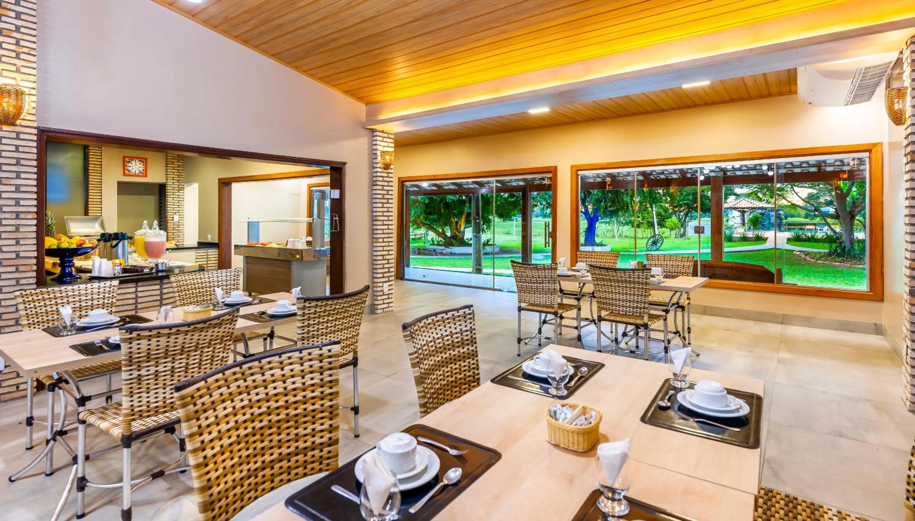 Restaurant/places to eat in Pousada Piuval