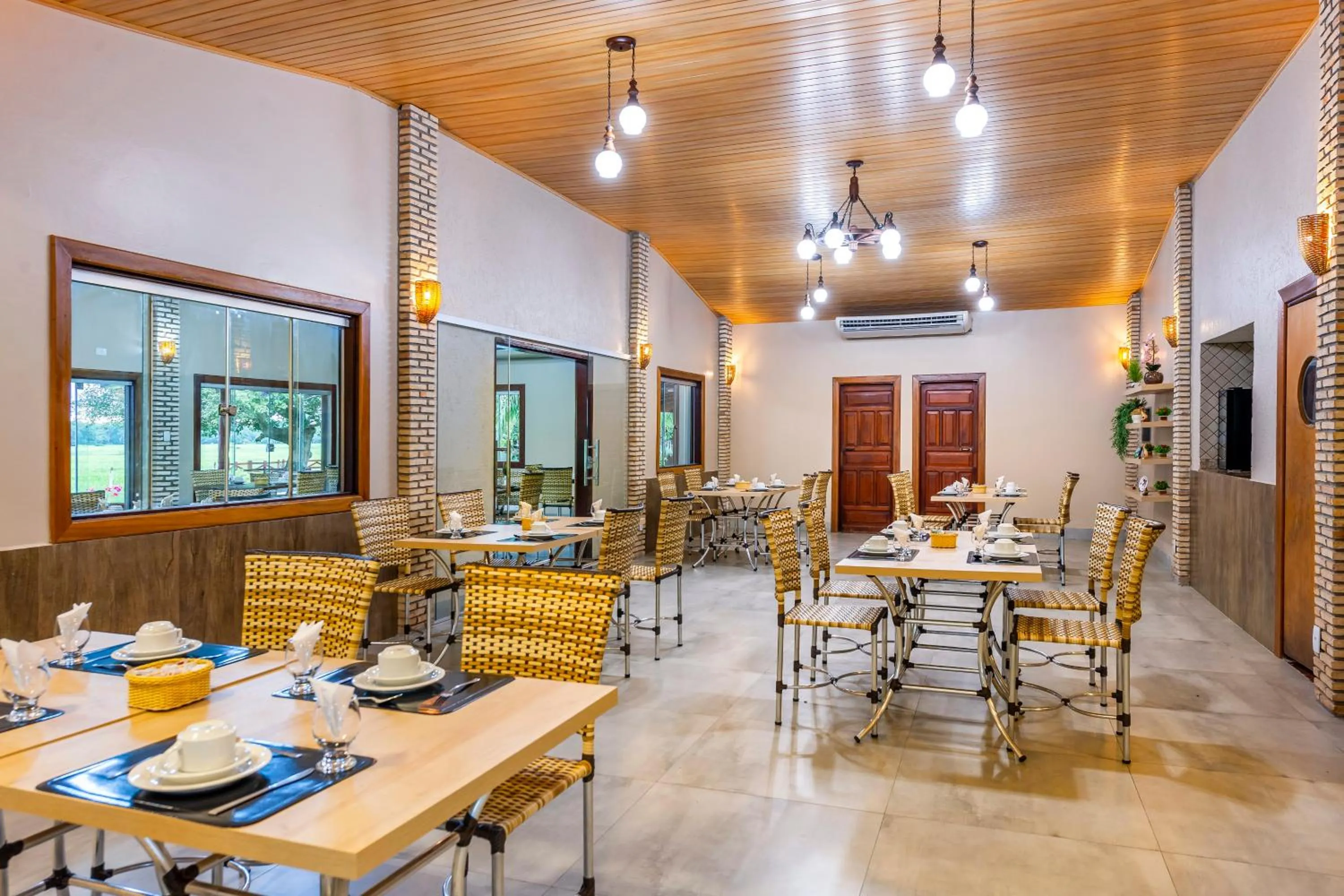 Restaurant/places to eat in Pousada Piuval