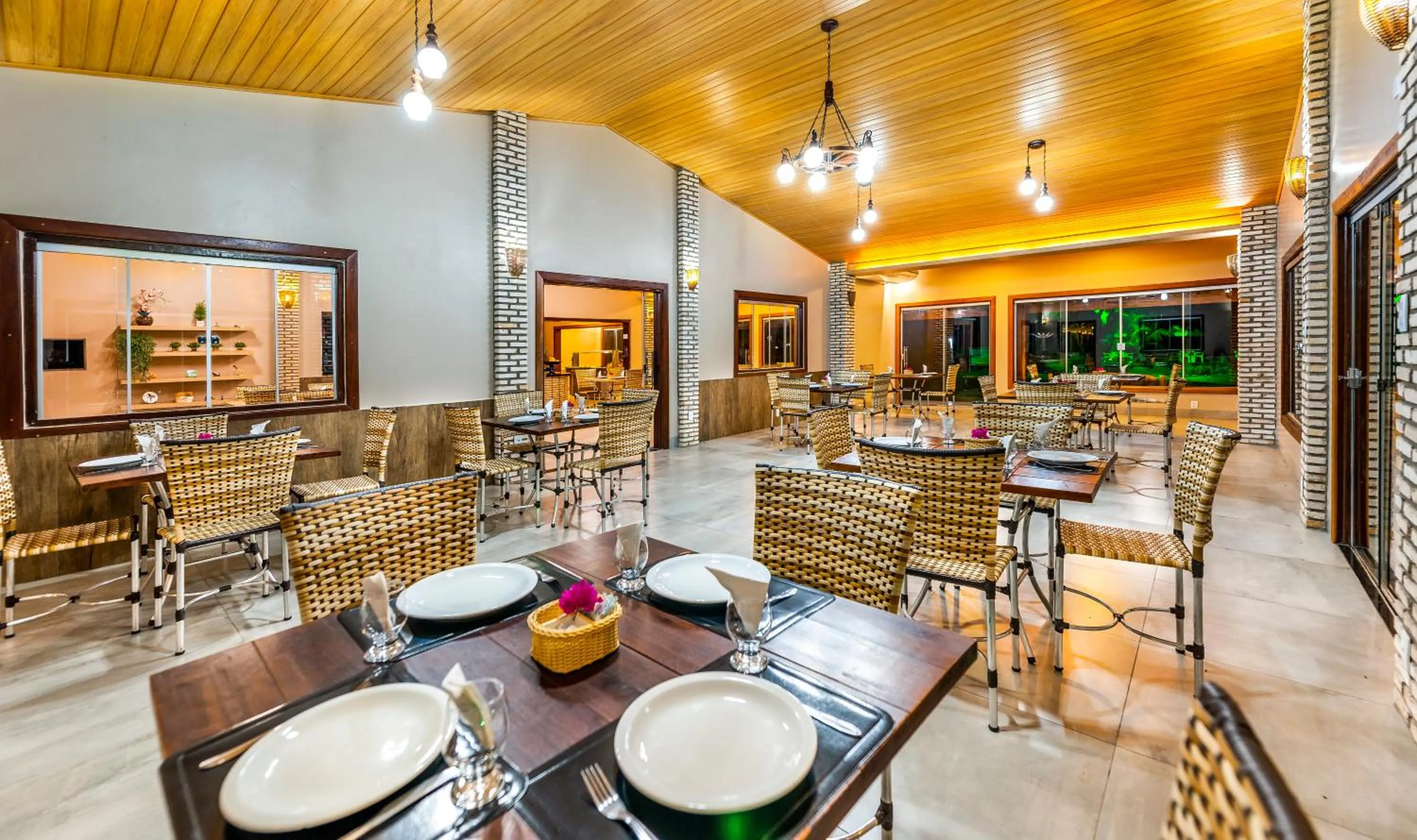 Restaurant/places to eat in Pousada Piuval