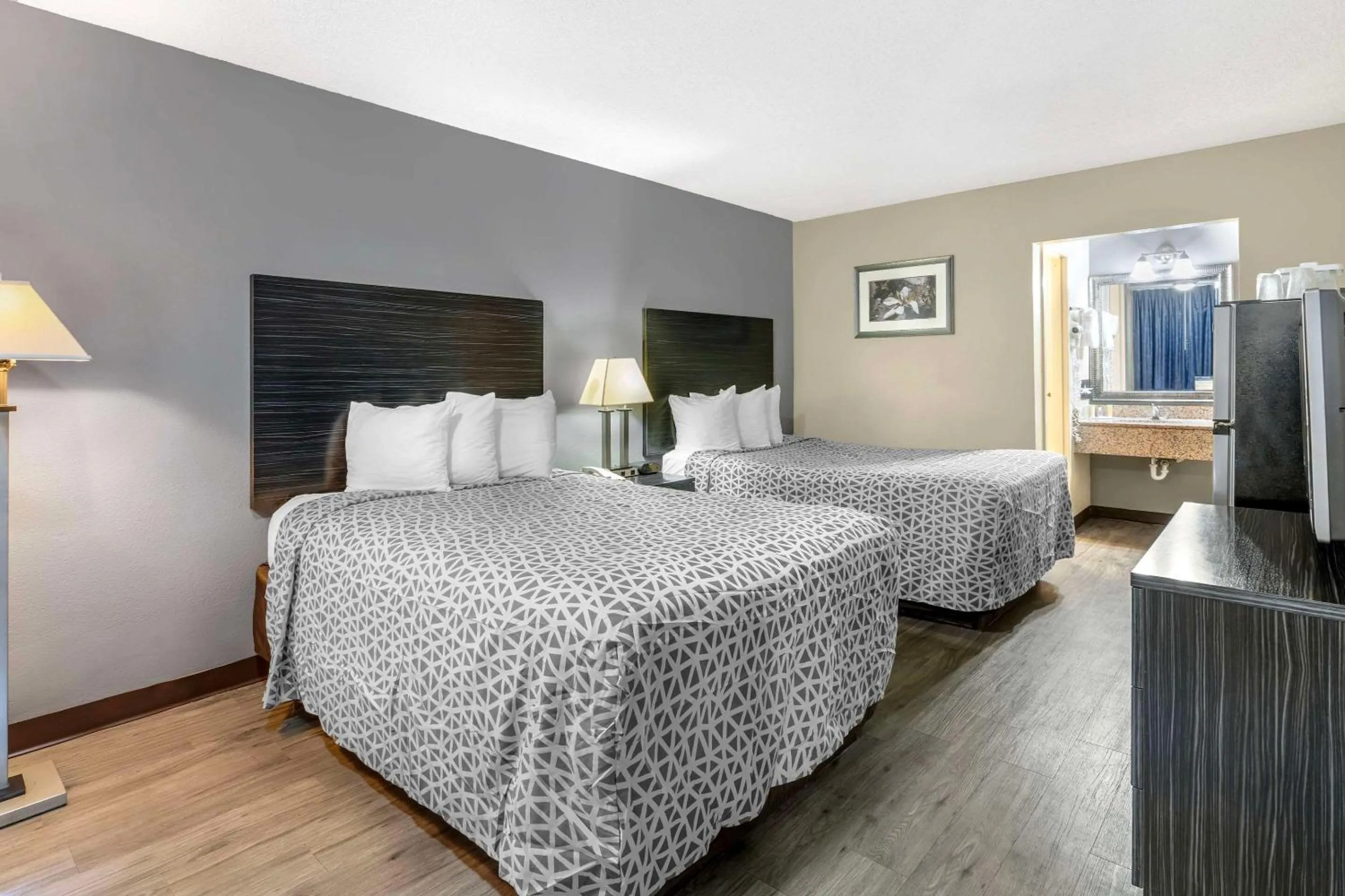 Bedroom, Bed in Suburban Studios International Drive