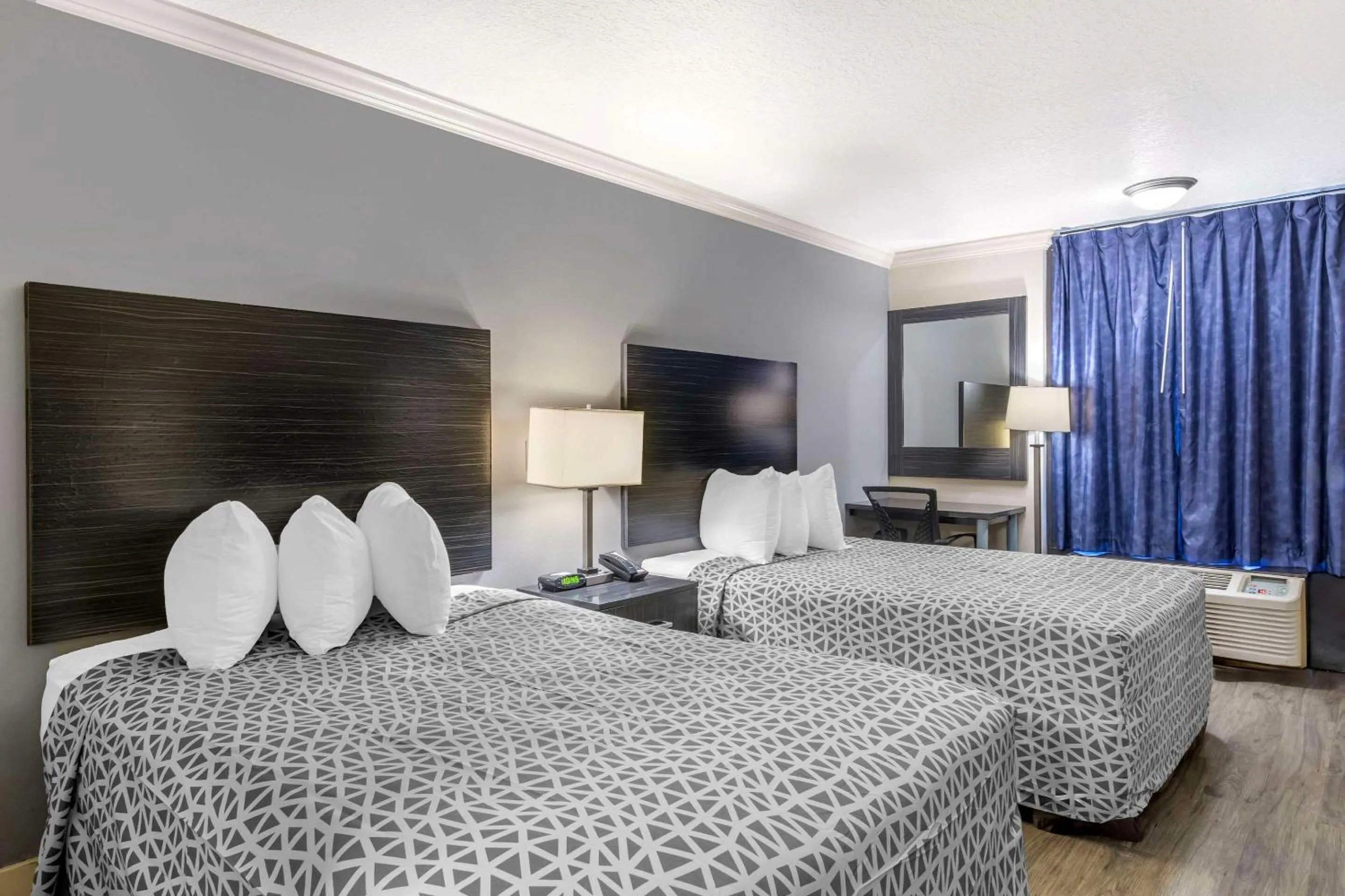 Bedroom, Bed in Suburban Studios International Drive