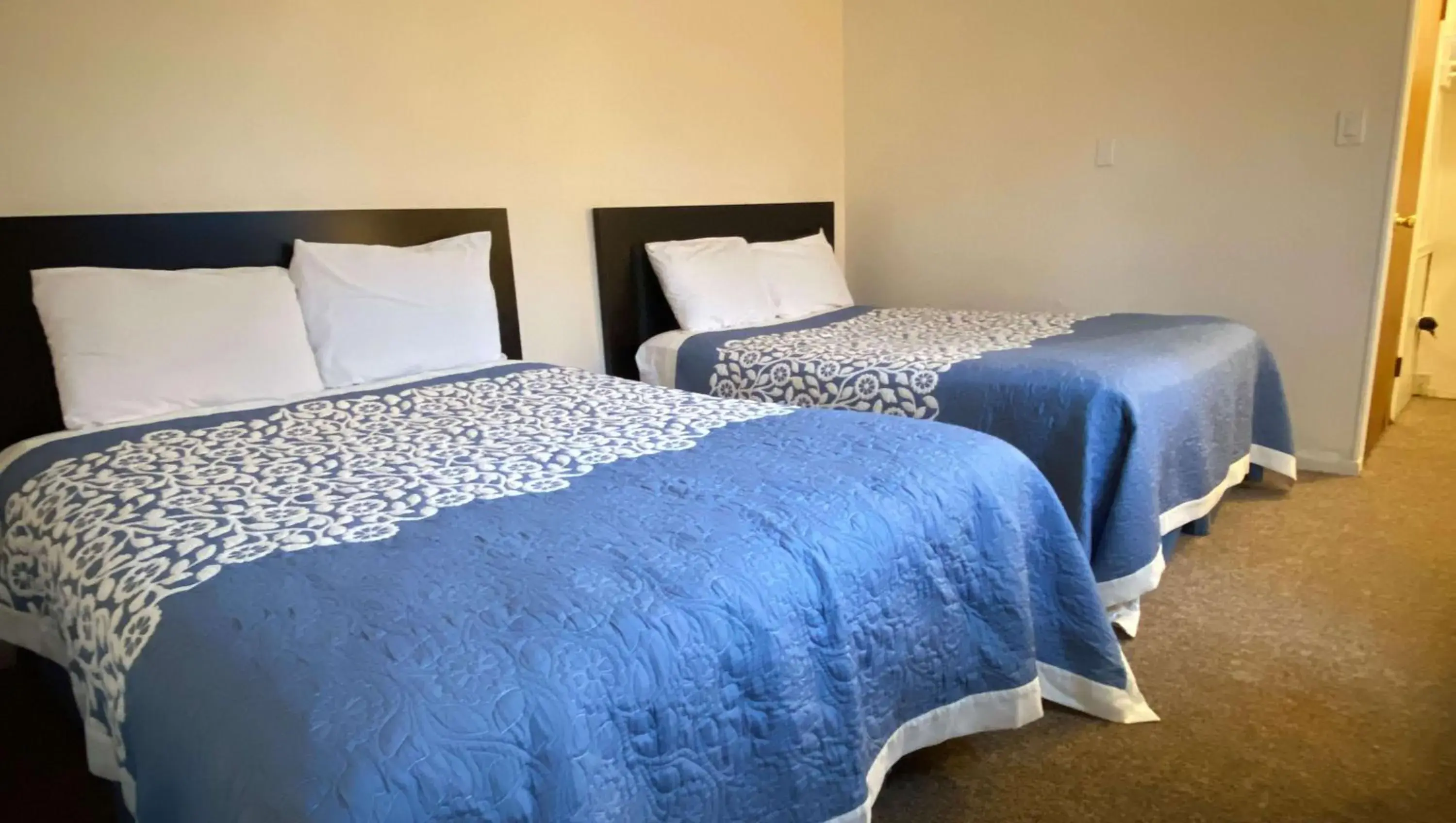 Queen Suite with Two Queen Beds in Country Place Inn and Suites White Haven Queen Suite with Two Queen Beds in Country Place Inn and Suites White Haven