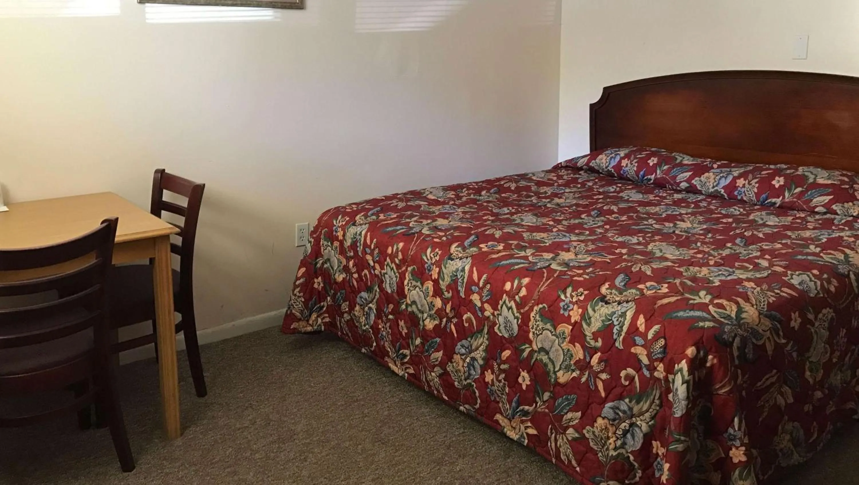 Photo of the whole room, Bed in Country Place Inn and Suites White Haven