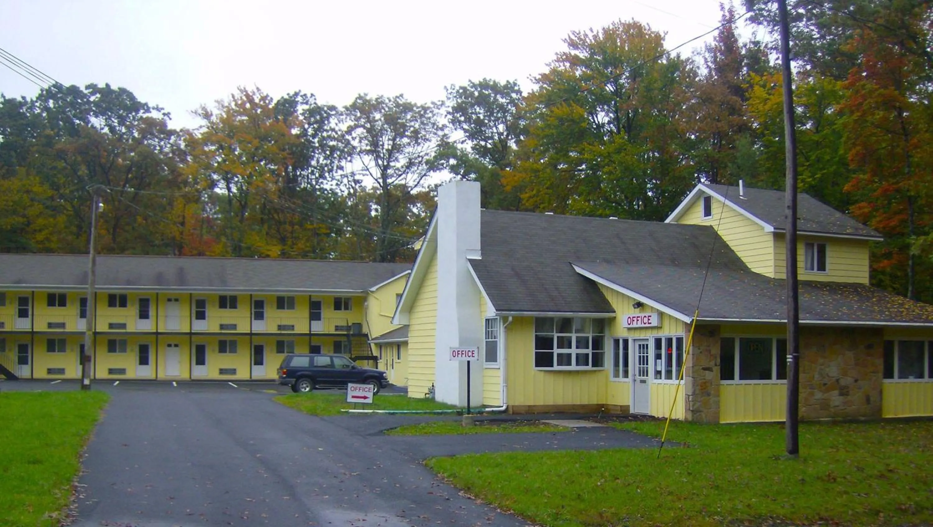 Property building in Country Place Inn and Suites White Haven