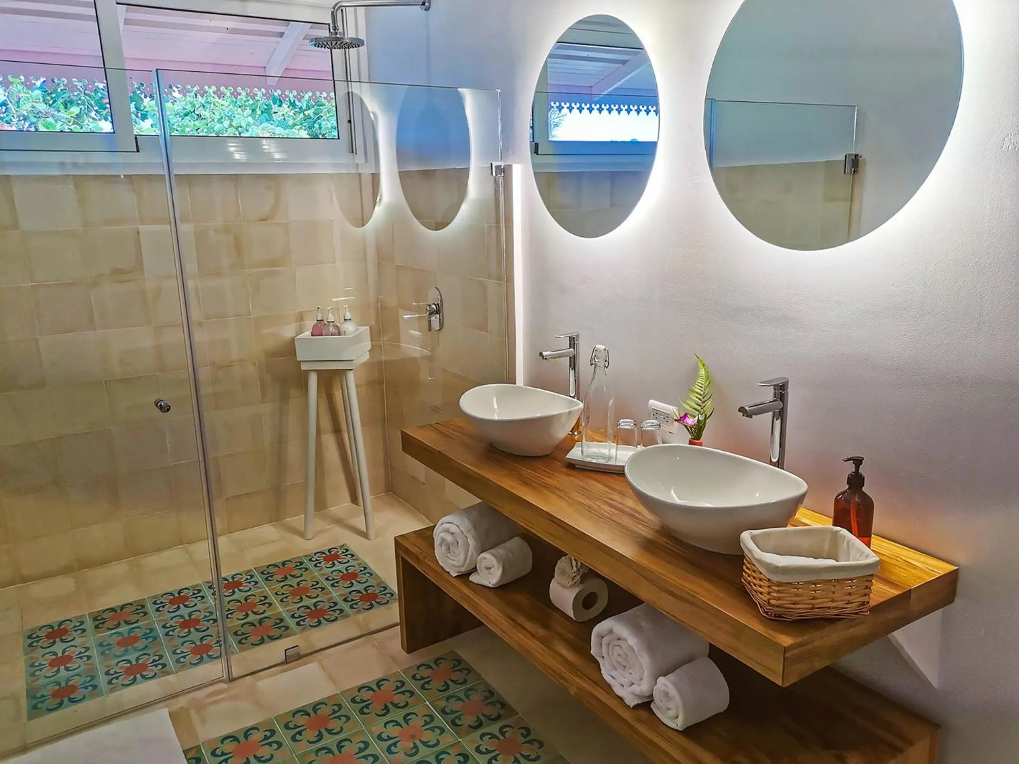 Shower in Tortuga Lodge