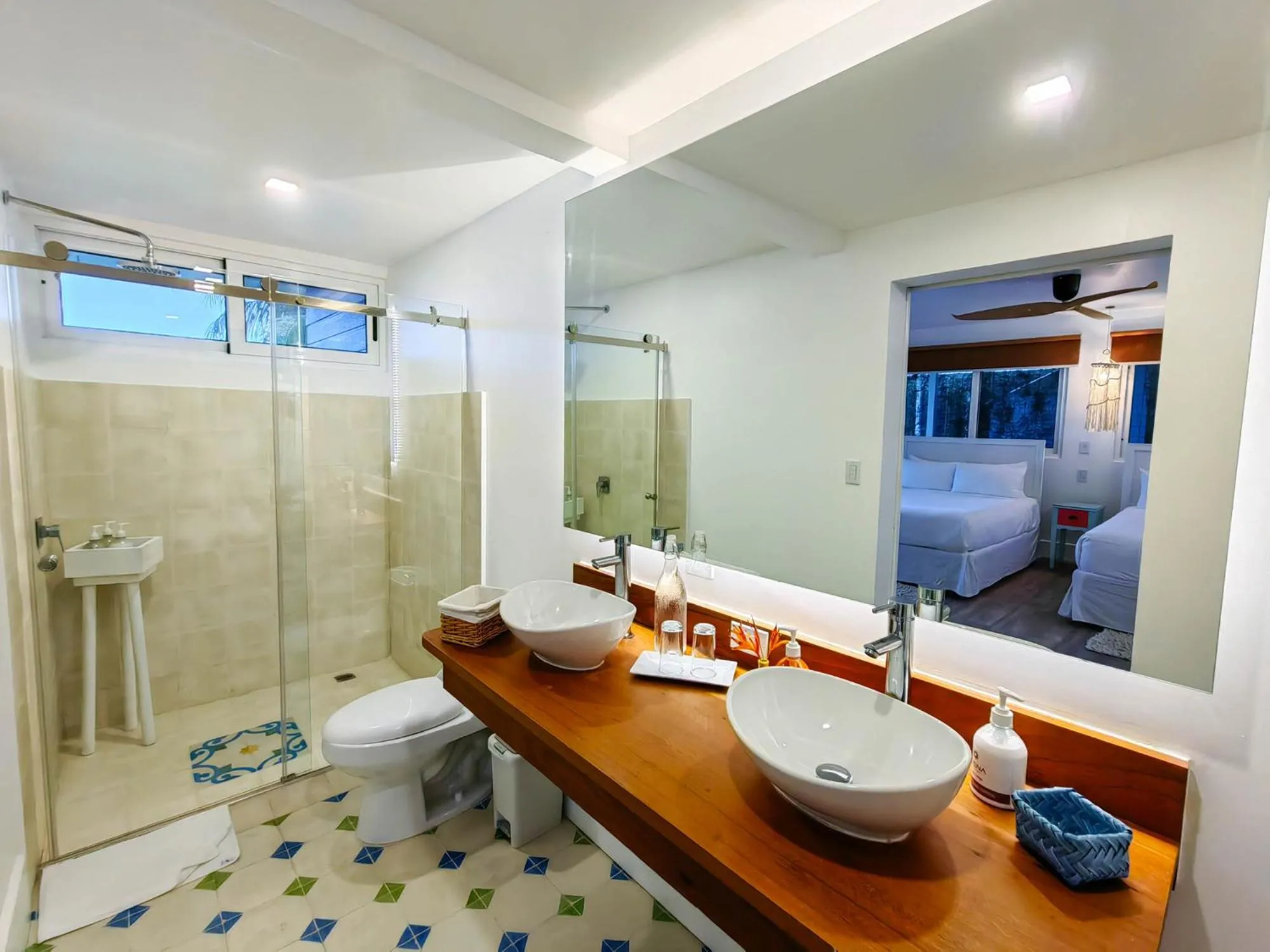 Shower in Tortuga Lodge