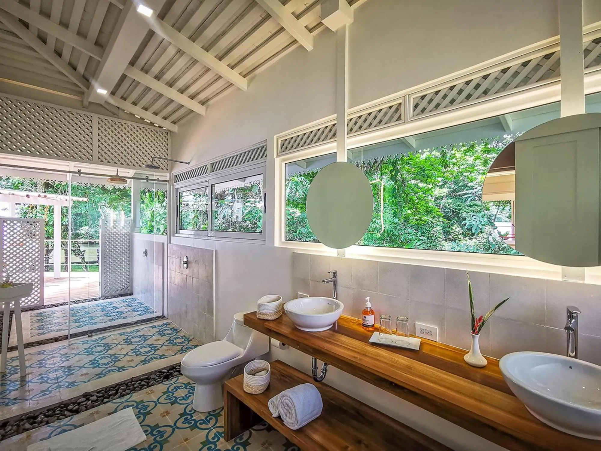Bathroom in Tortuga Lodge