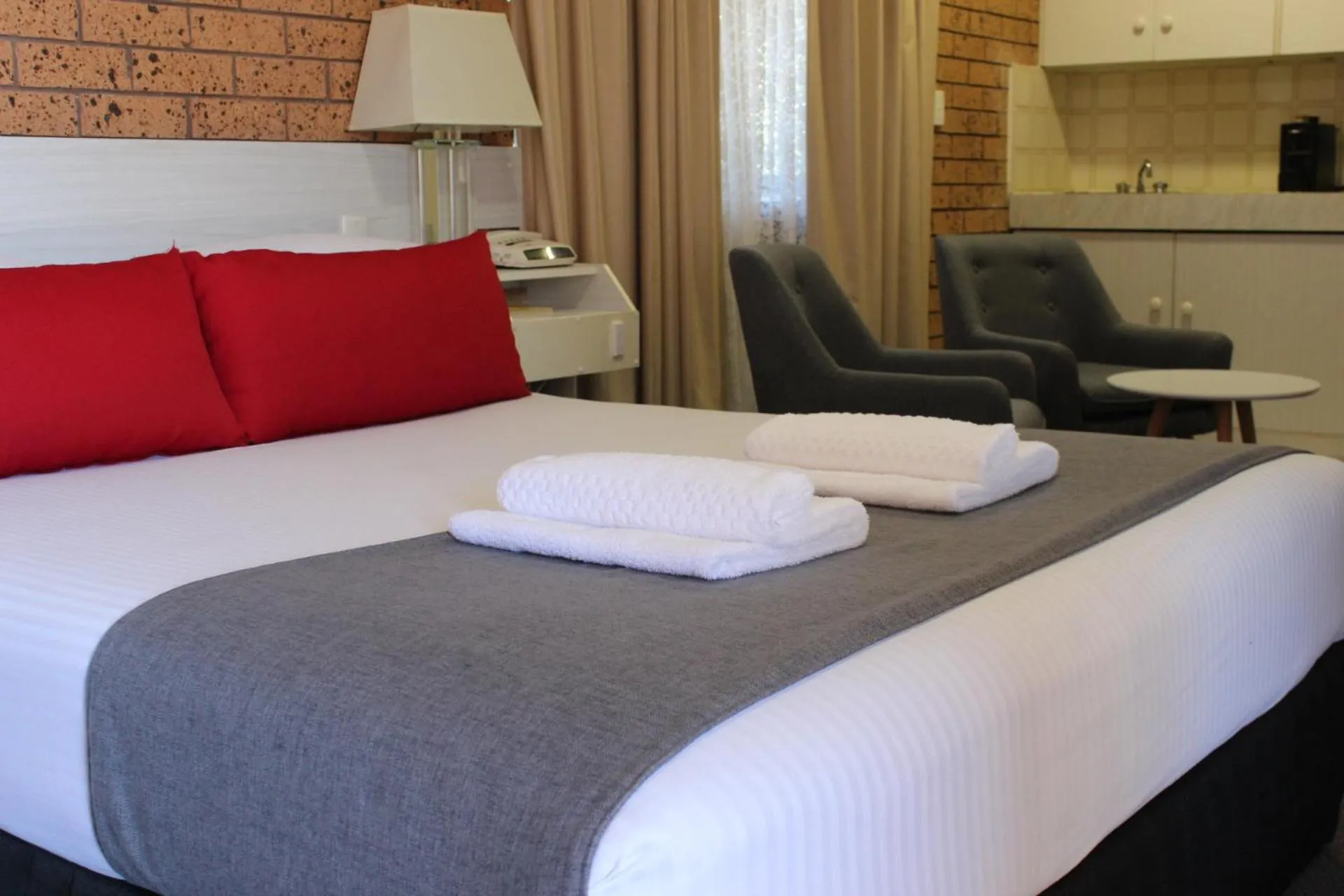Bed in Golden Harvest Motor Inn Moree