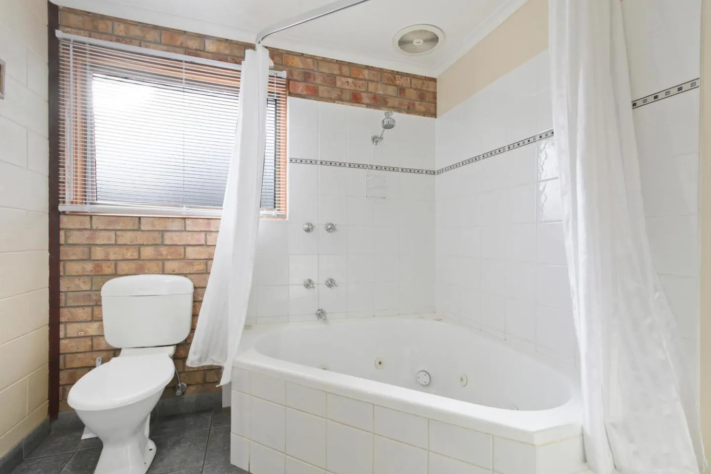 Bath in Cunningham Shore Motel