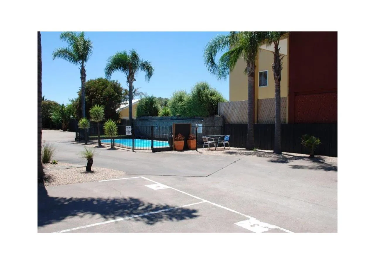 Garden view in Cunningham Shore Motel