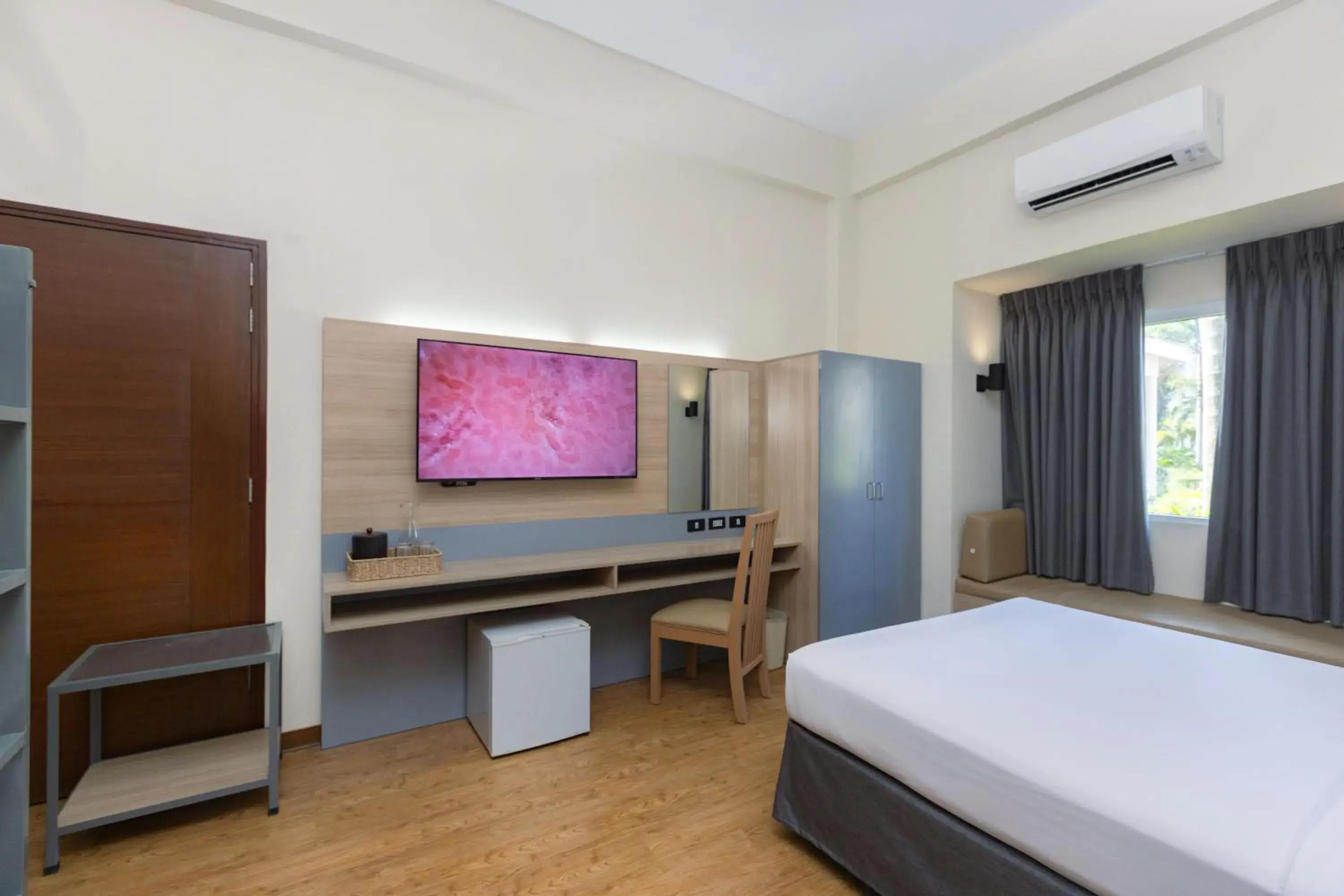 TV and multimedia, Bed in Microtel by Wyndham General Santos TV and multimedia, Bed in Microtel by Wyndham General Santos