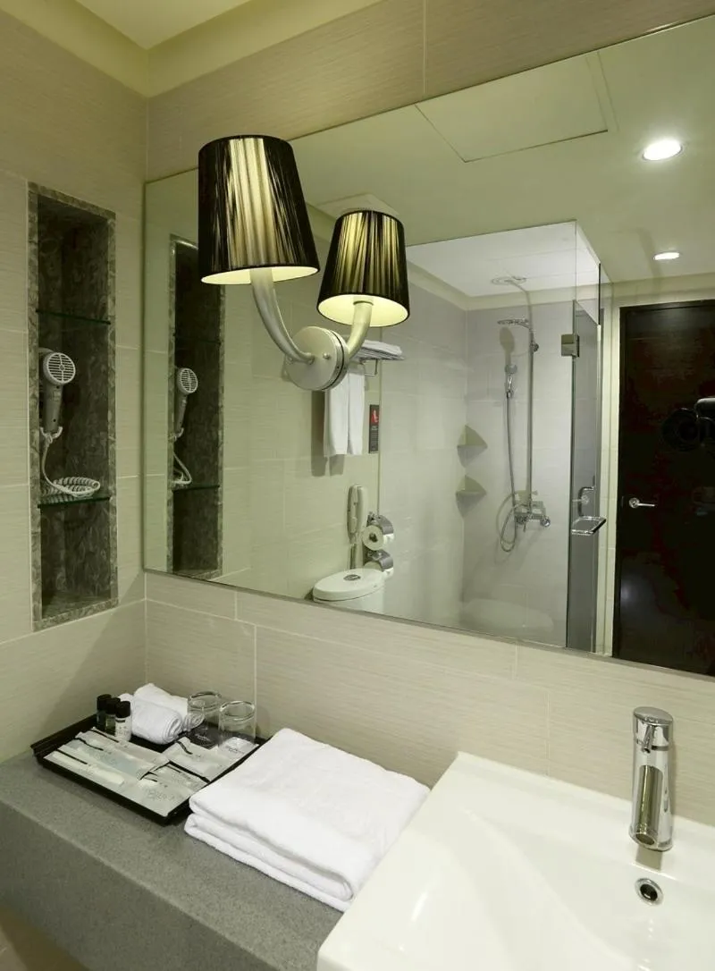 Shower, Bed in Urban Hotel33