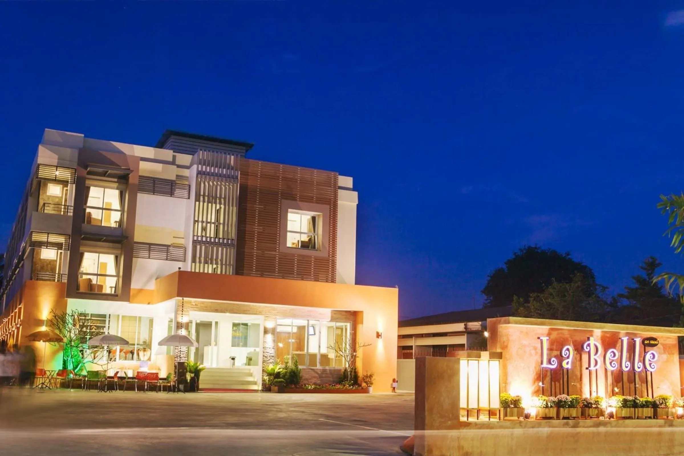 Property building in La Belle