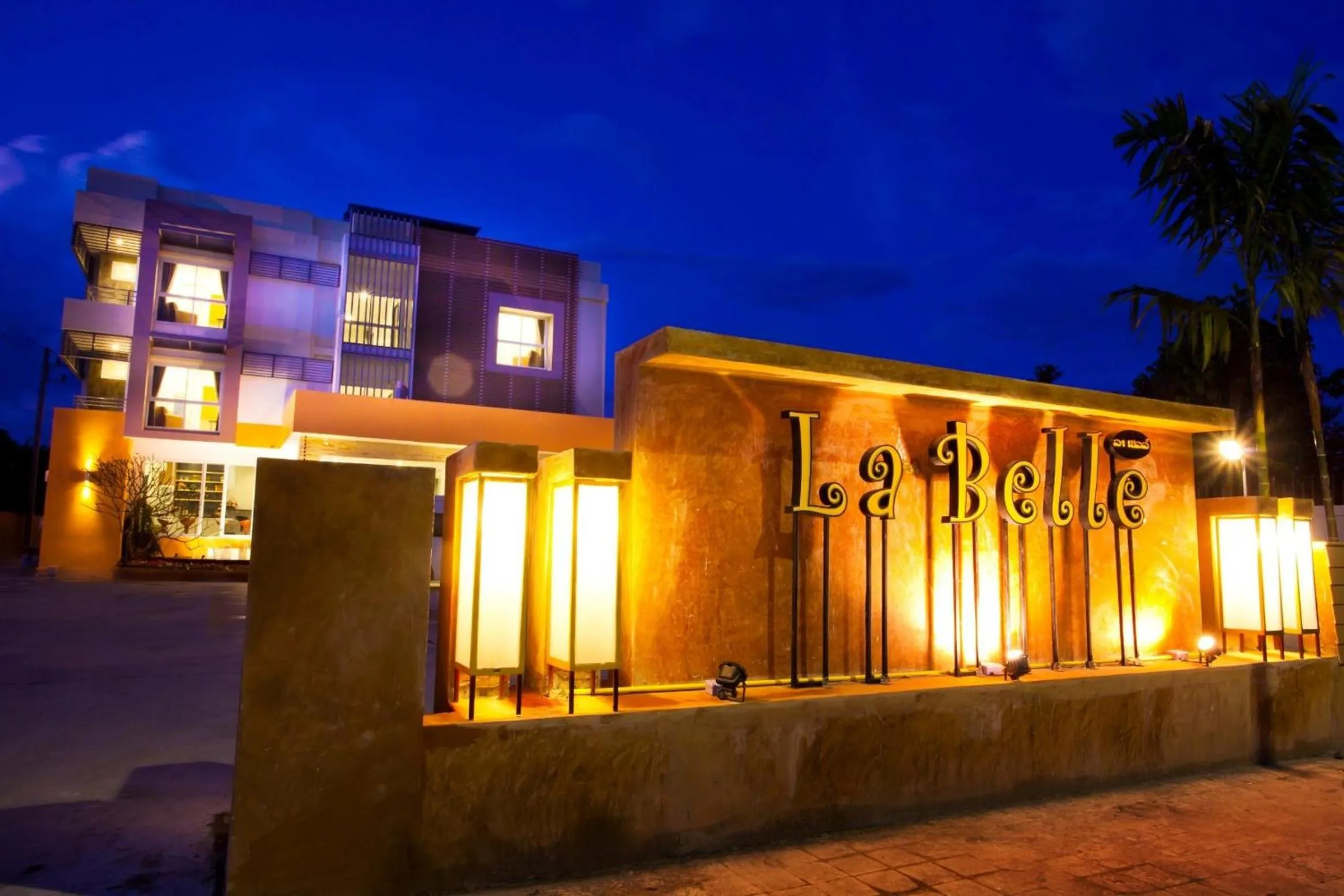 Property logo or sign in La Belle