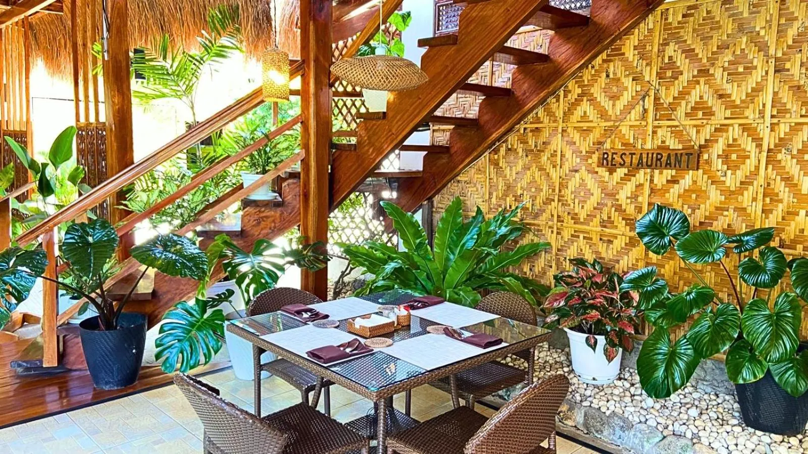 Restaurant/places to eat in Palms Cove Resort