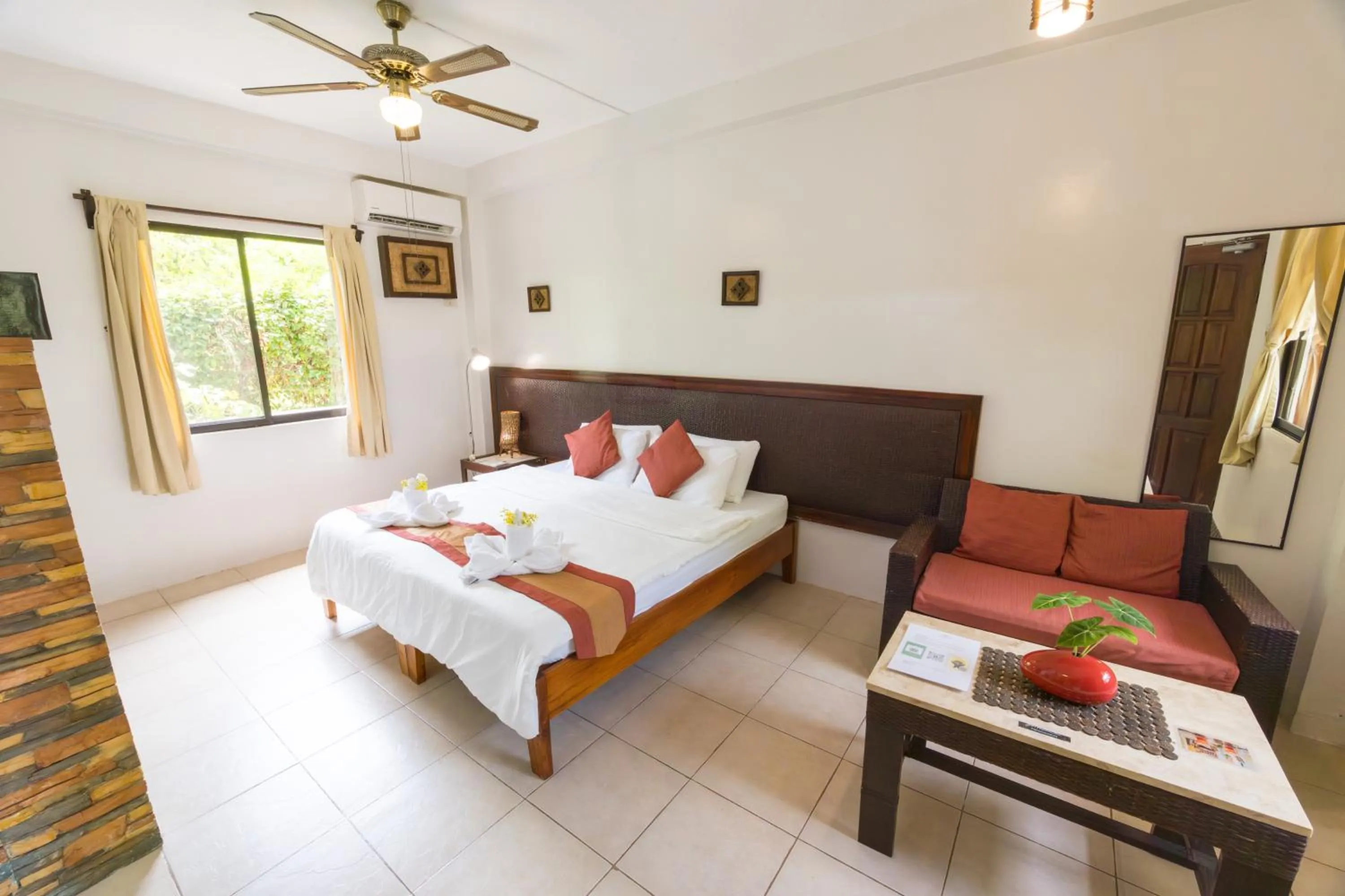 Living room, Bed in Palms Cove Resort