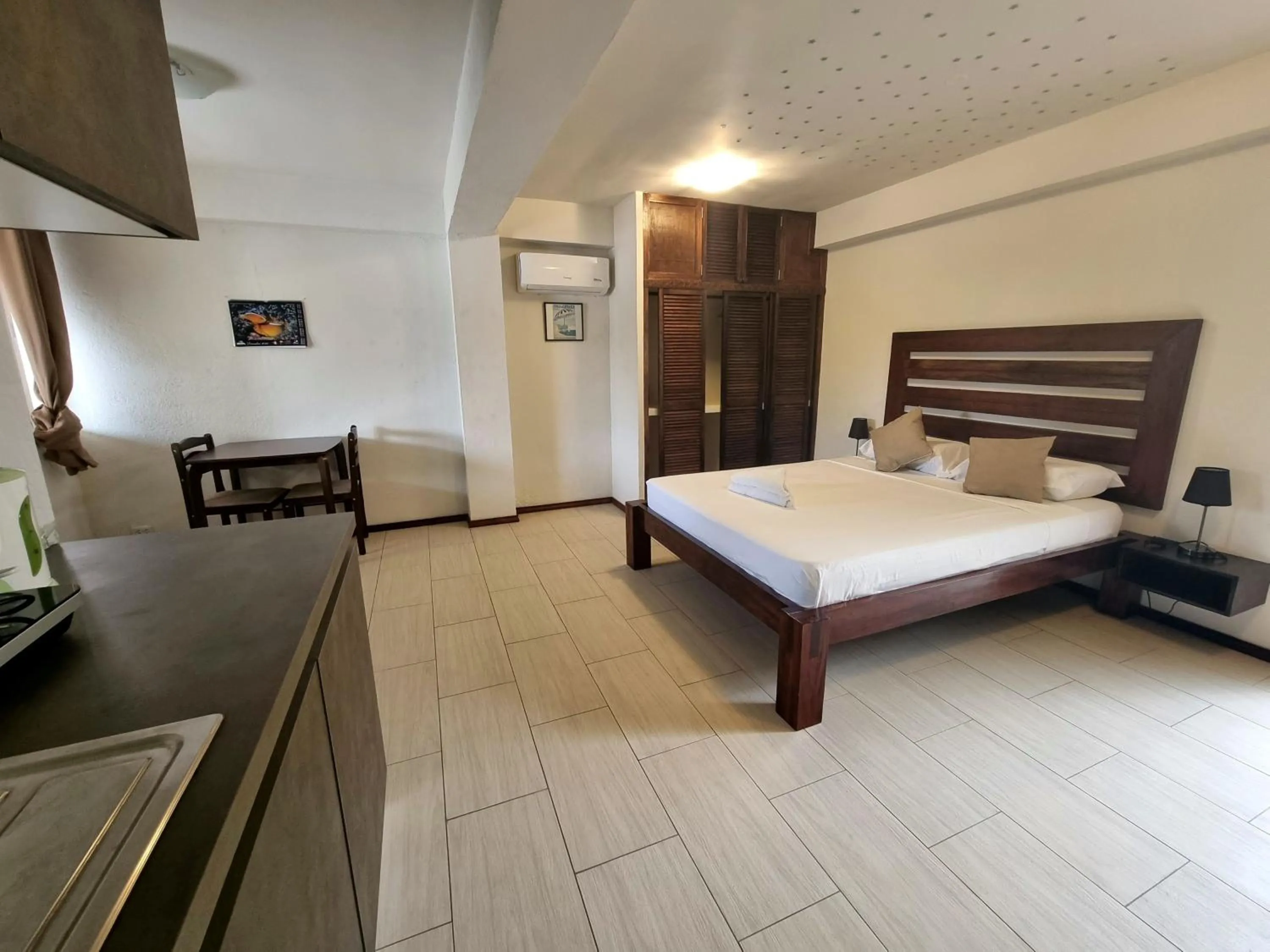 Bed in Angelina Beach Resort & Italian Restaurant Malapascua