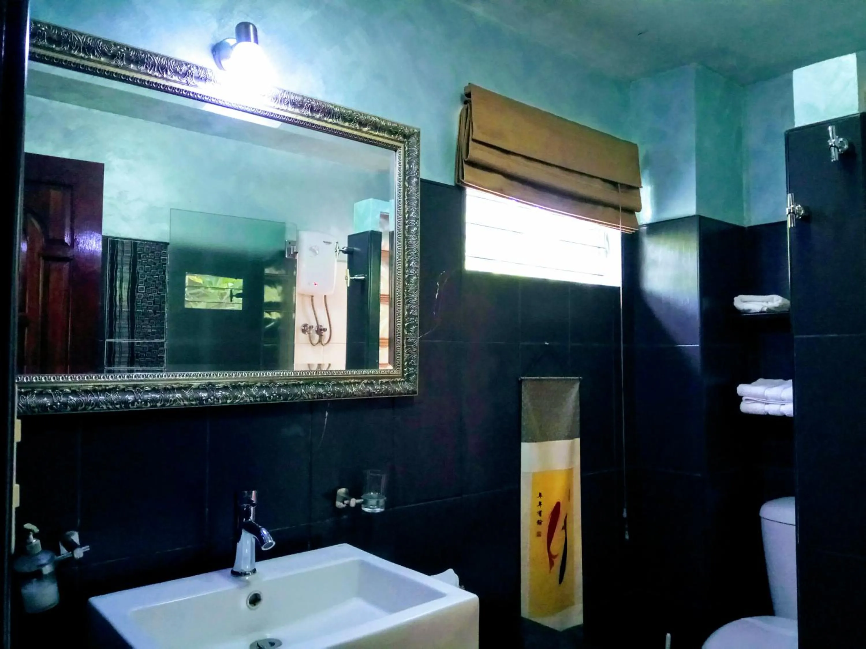 Toilet in Angelina Beach Resort & Italian Restaurant Malapascua