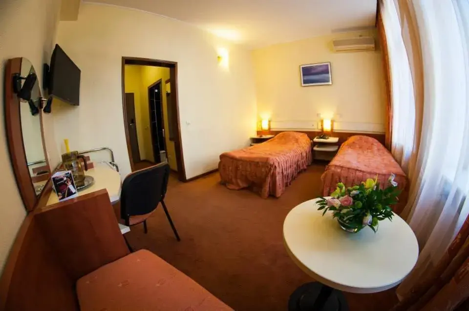 Triple Room in Hotel Astoria City Center Triple Room in Hotel Astoria City Center