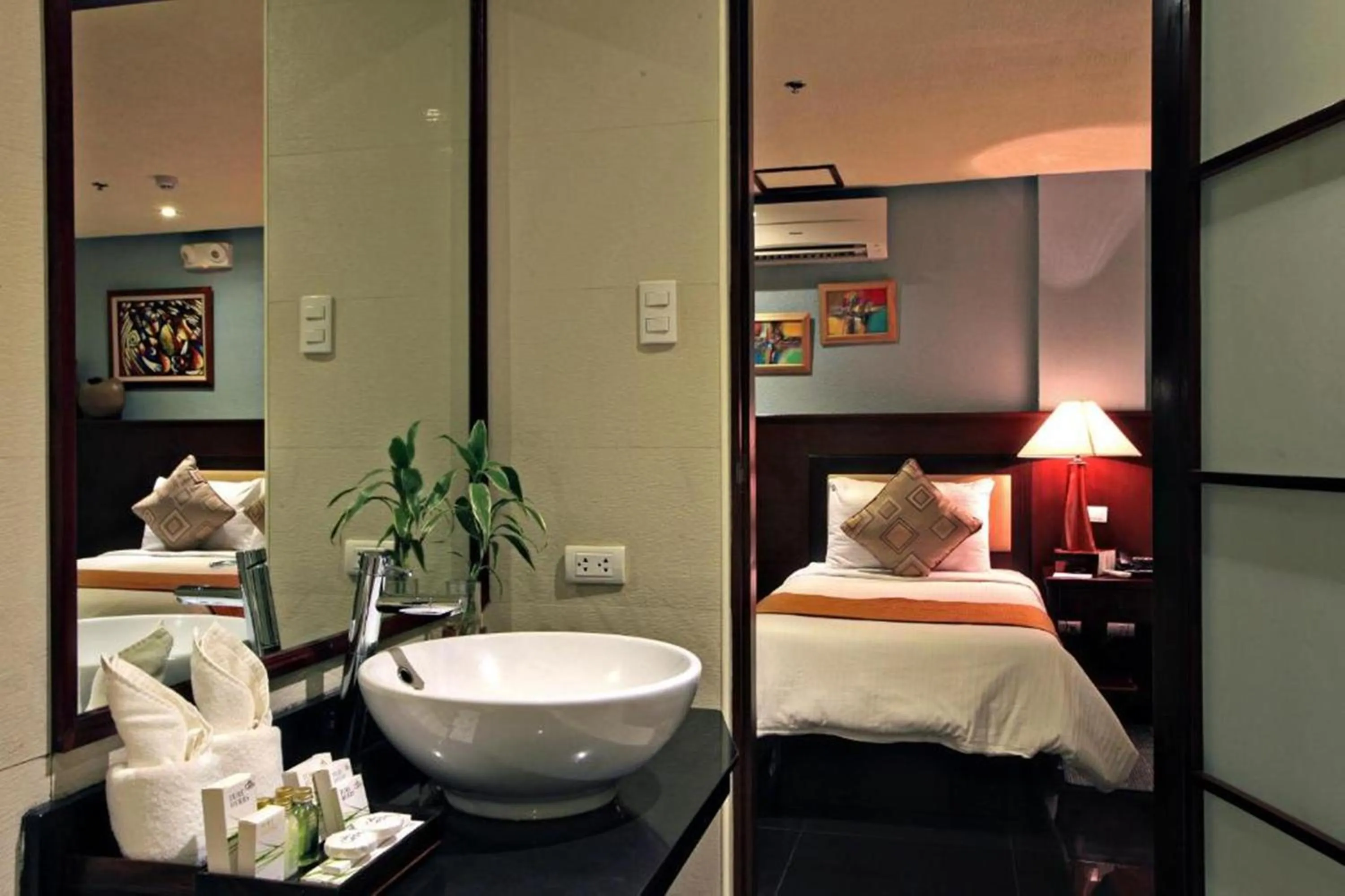 Bathroom, Bed in Hotel Centro Puerto Princesa Near Airport