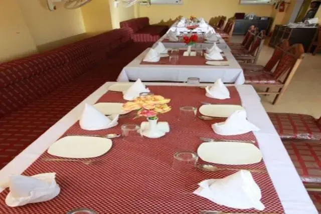 Restaurant/places to eat in Saiesh International Hotel Restaurant/places to eat in Saiesh International Hotel