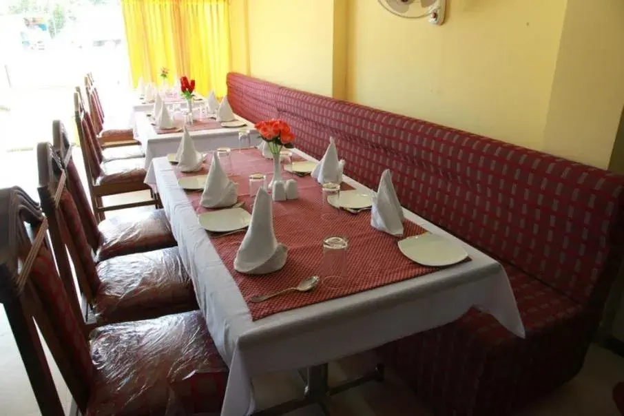 Restaurant/places to eat in Saiesh International Hotel Restaurant/places to eat in Saiesh International Hotel