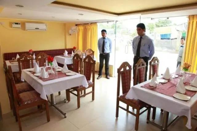 Restaurant/places to eat in Saiesh International Hotel Restaurant/places to eat in Saiesh International Hotel