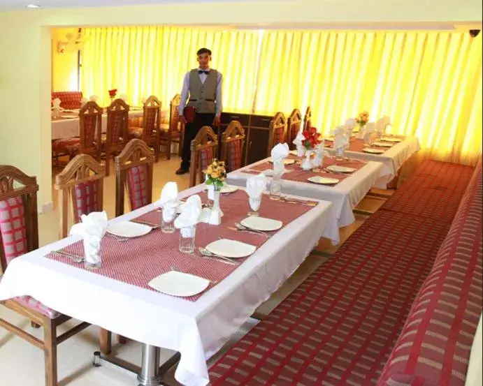 Restaurant/places to eat in Saiesh International Hotel Restaurant/places to eat in Saiesh International Hotel