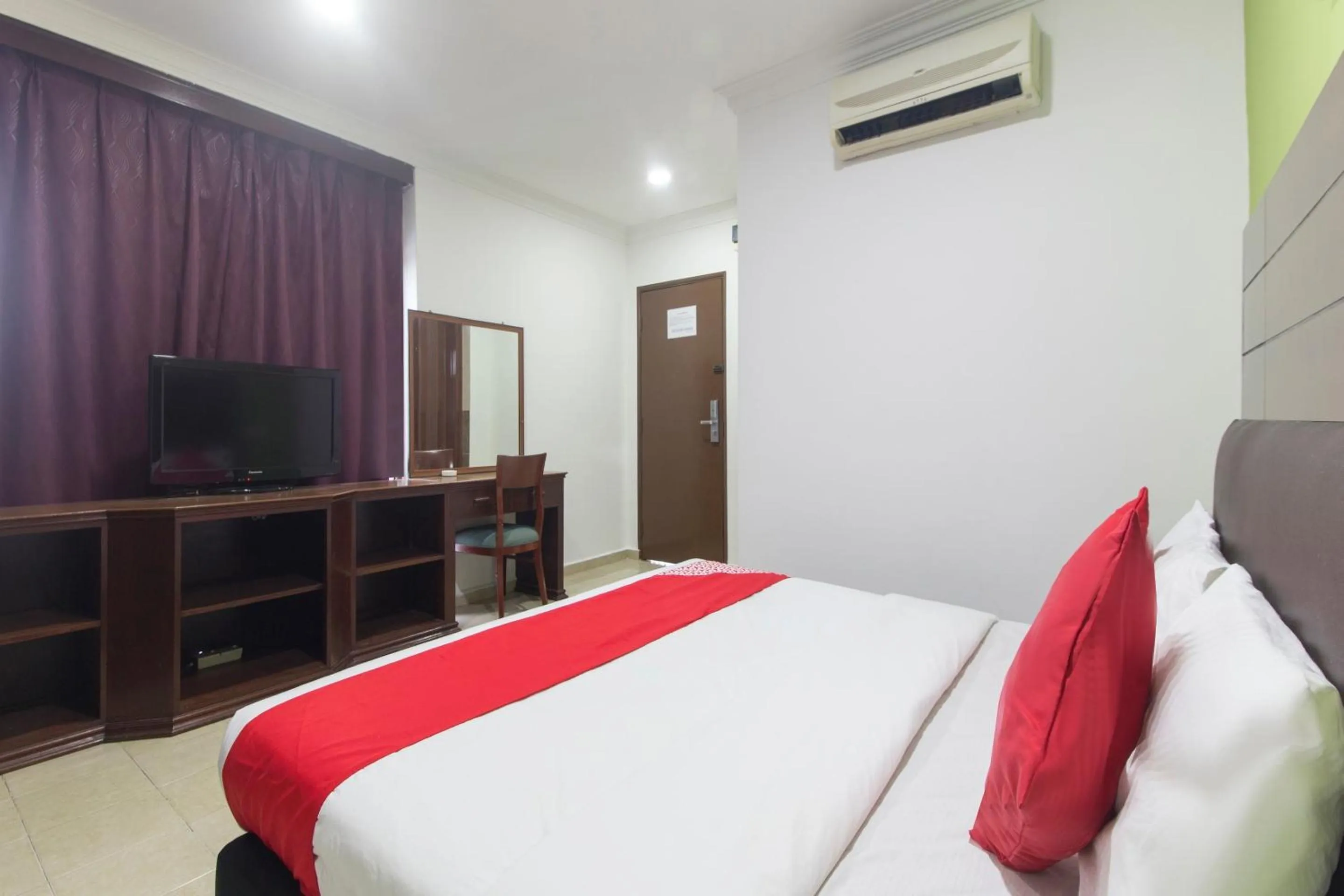 Bedroom, TV/Entertainment Center in OYO 805 Hotel Run Star