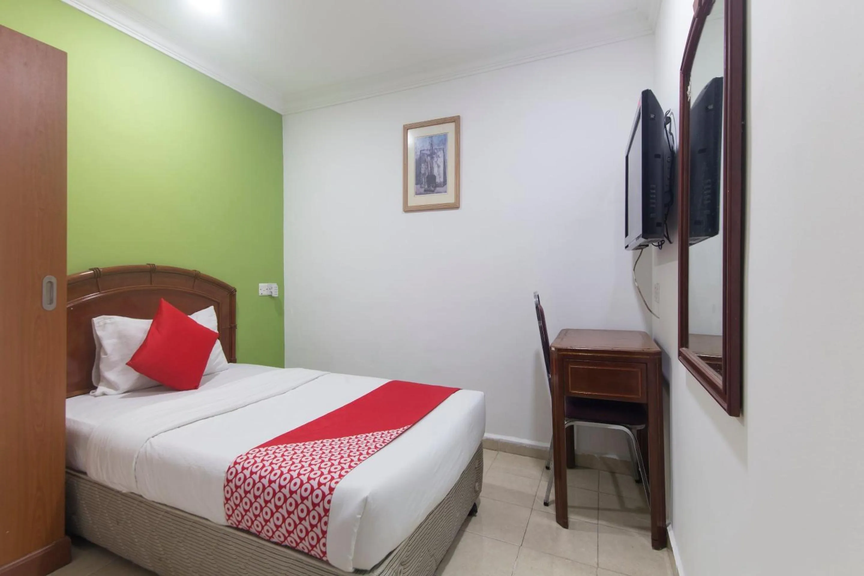 Bedroom, TV/Entertainment Center in OYO 805 Hotel Run Star