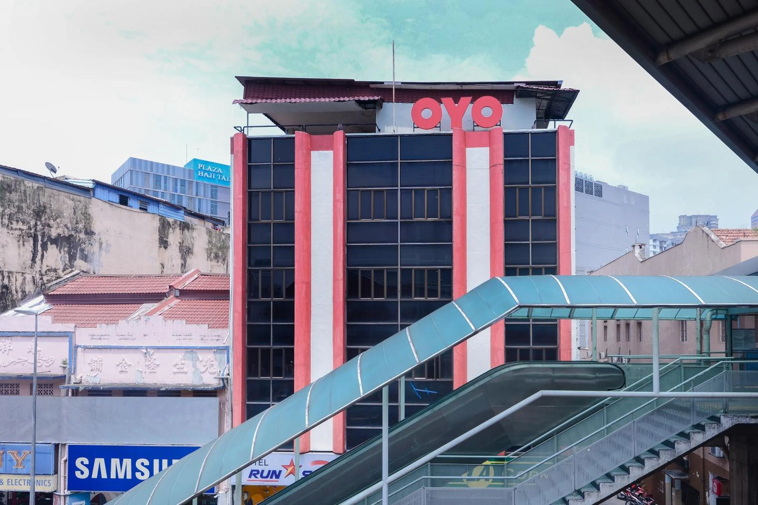 Facade/entrance, Property Building in OYO 805 Hotel Run Star