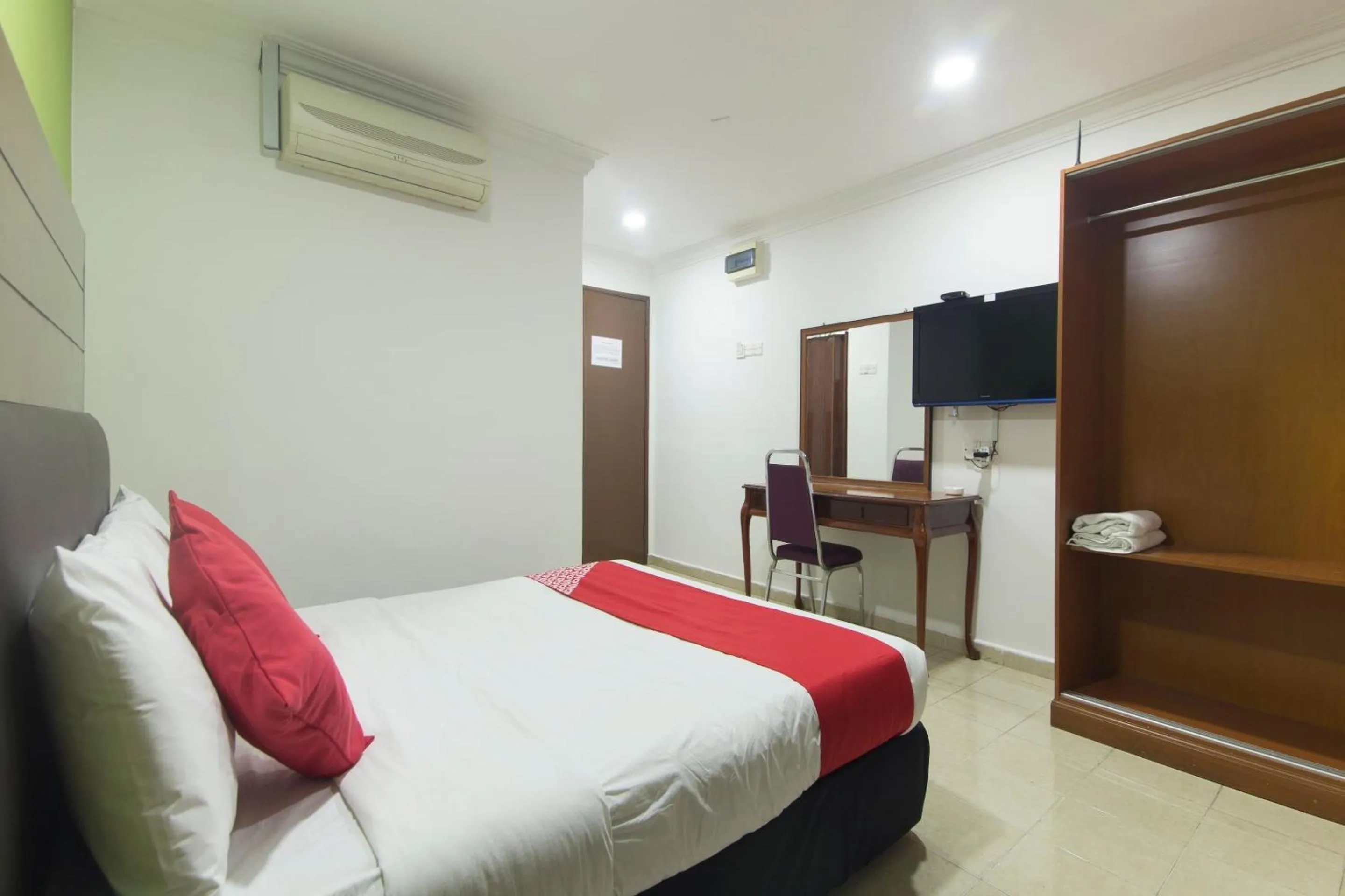Bedroom, TV/Entertainment Center in OYO 805 Hotel Run Star