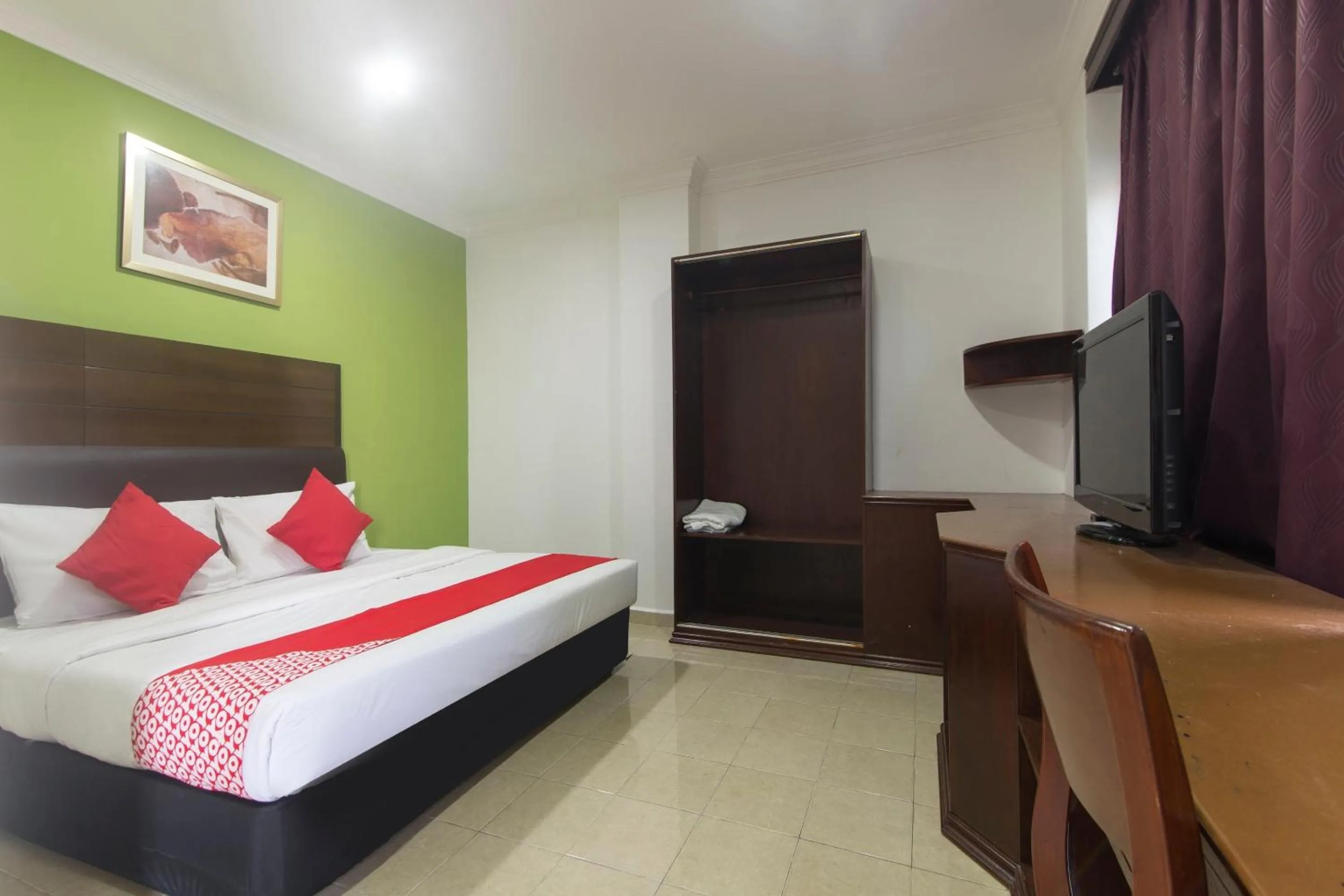 Bedroom, TV/Entertainment Center in OYO 805 Hotel Run Star