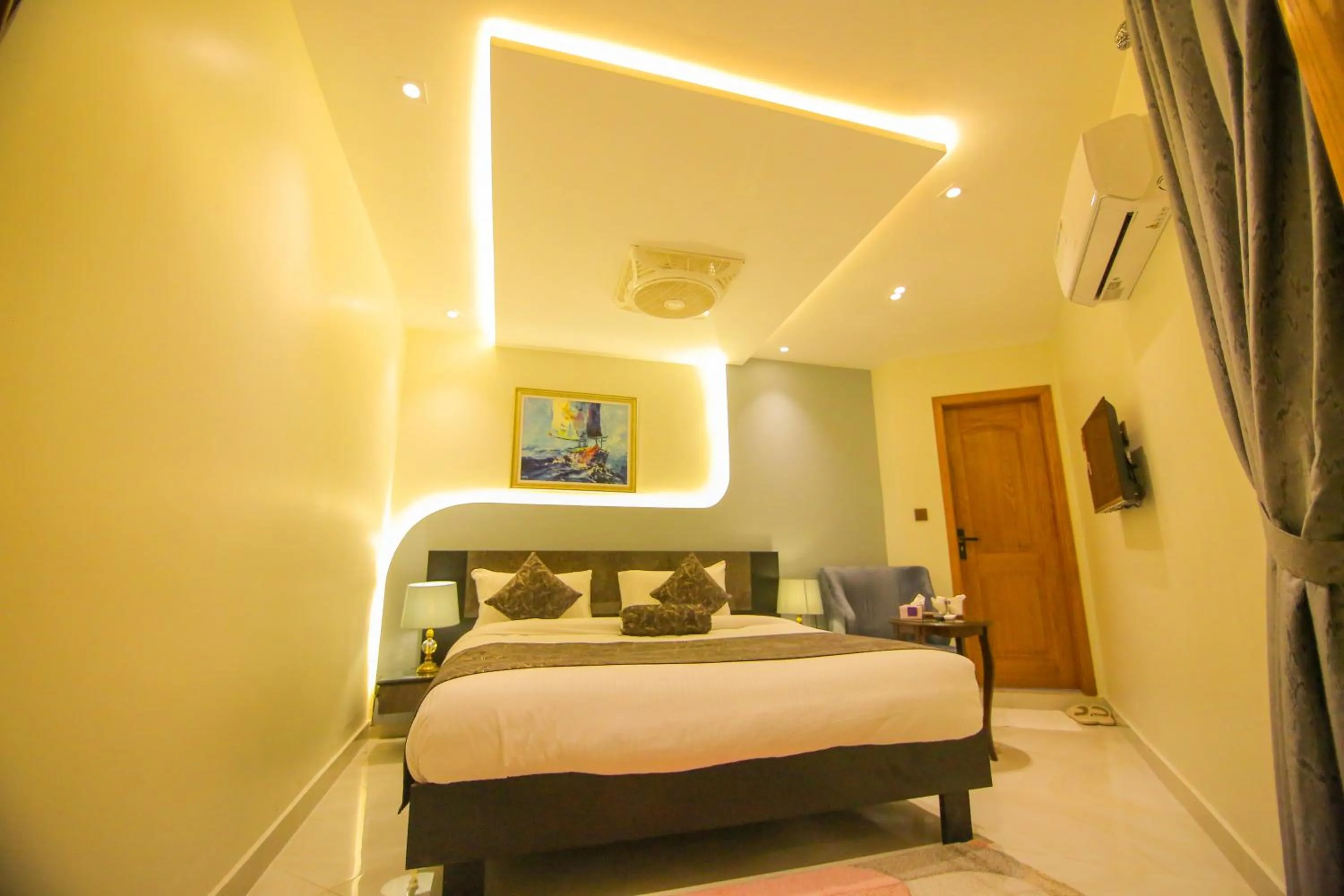 Photo of the whole room, Bed in Premier Inn Gulberg Lahore